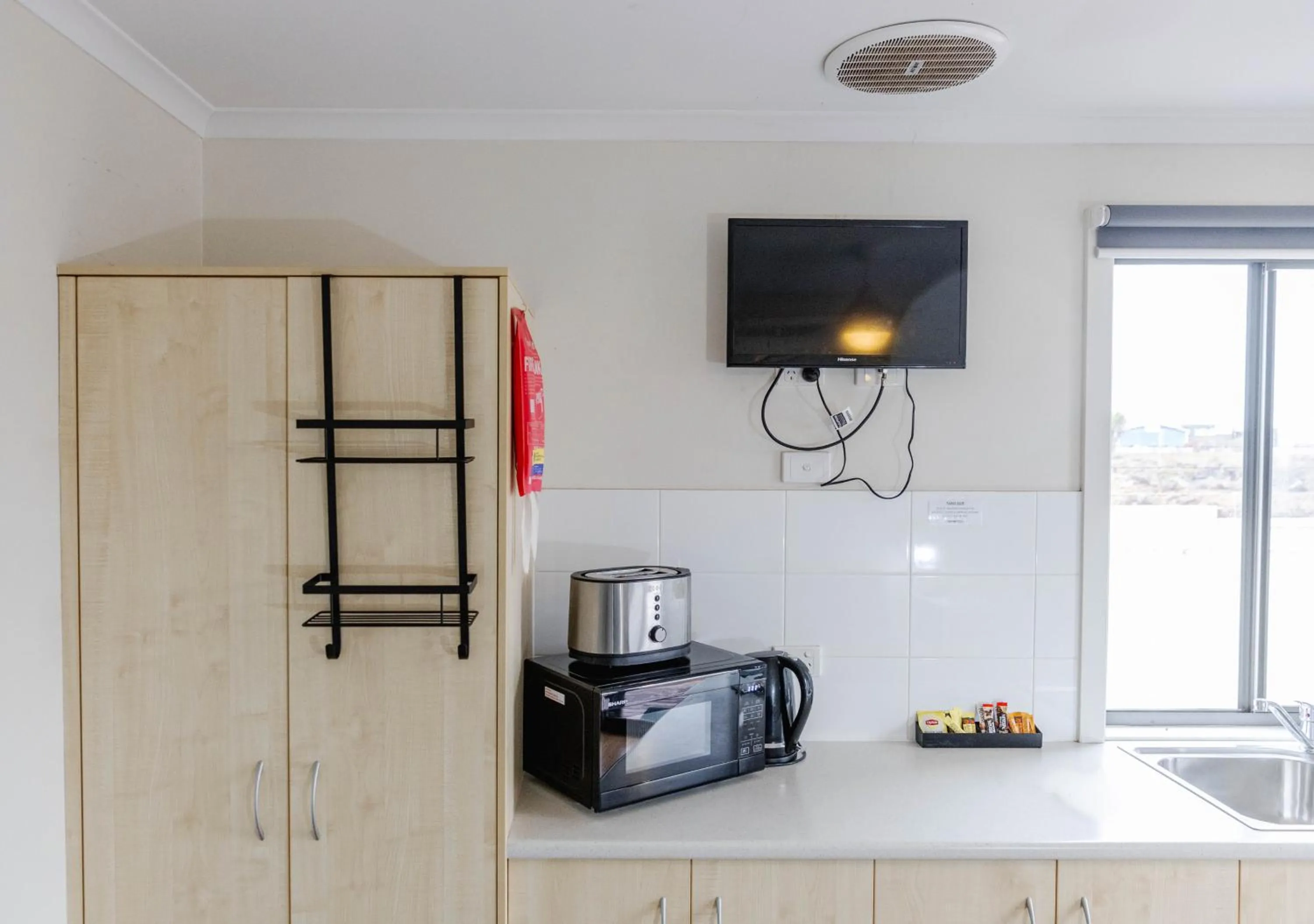 Kitchen or kitchenette in The Sundowner Cabin & Tourist Park