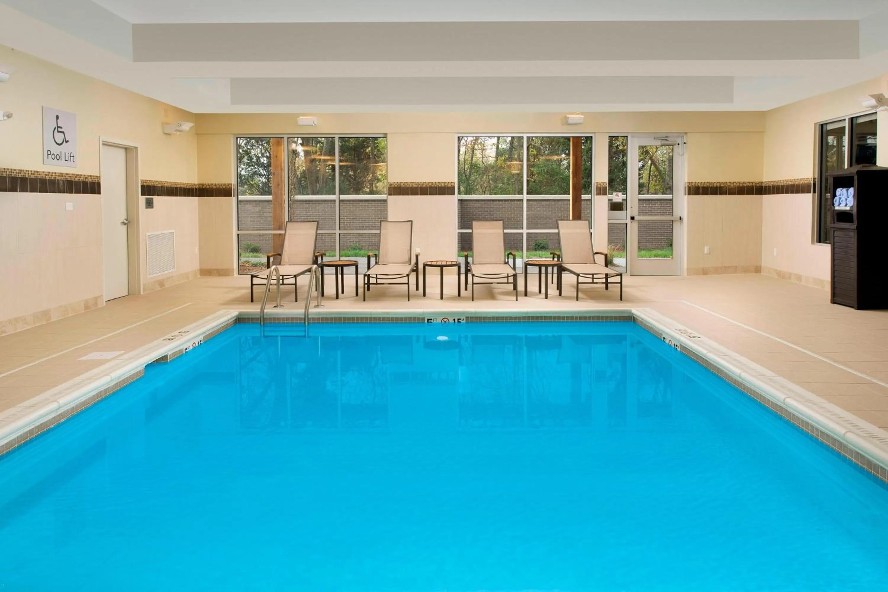 Swimming pool in Courtyard by Marriott Nashville SE/Murfreesboro