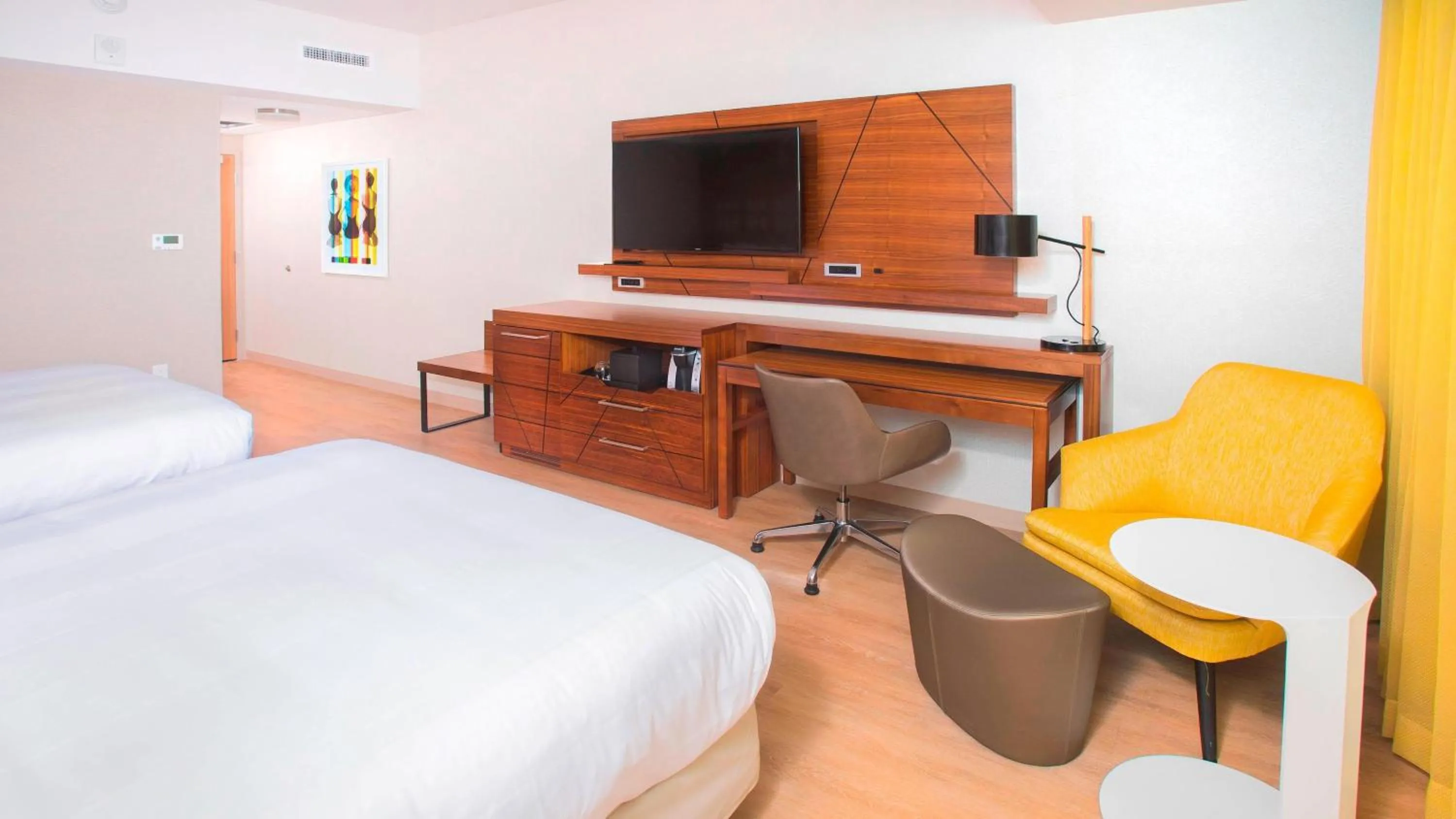 Bed in Courtyard by Marriott Santa Monica