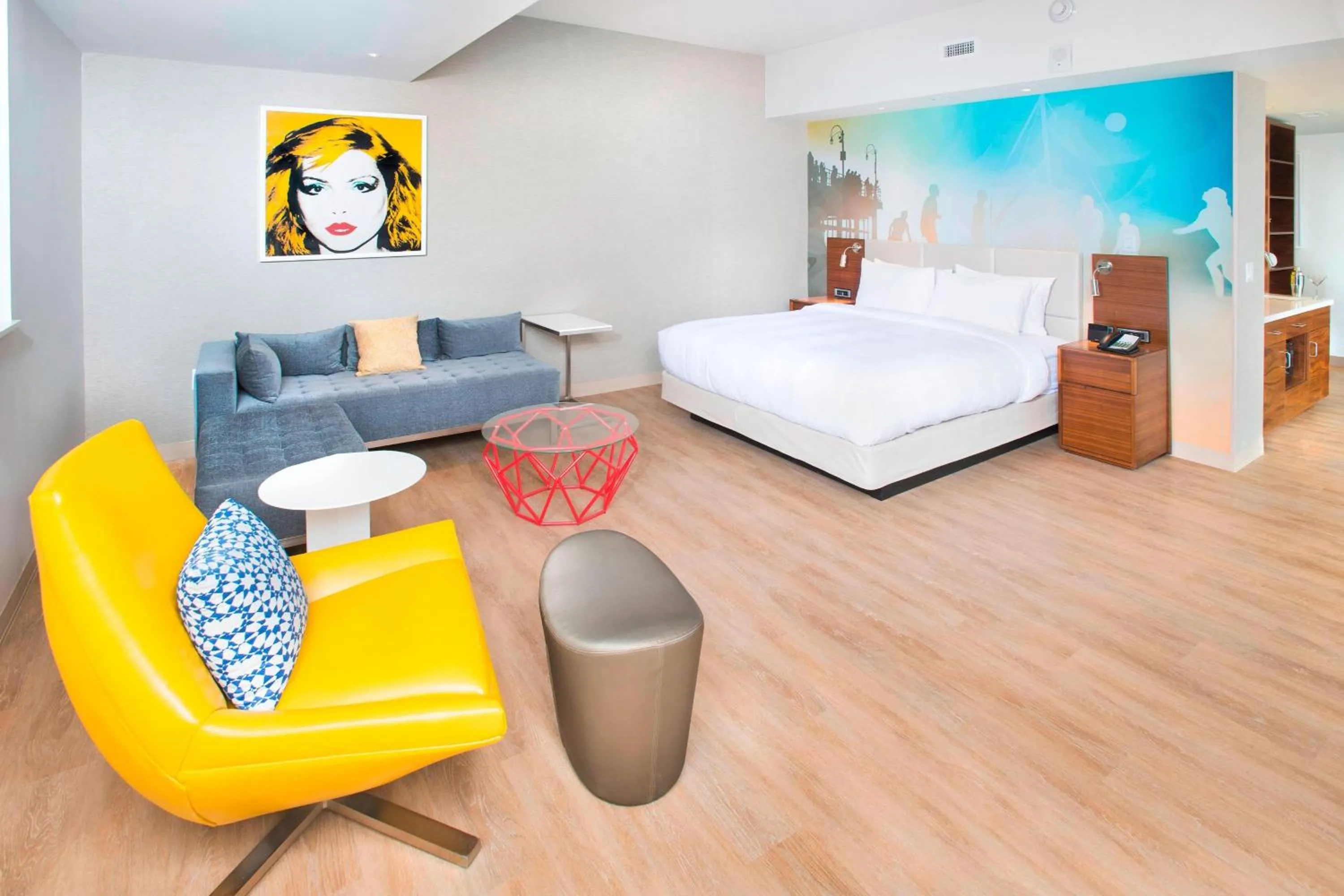 Photo of the whole room, Bed in Courtyard by Marriott Santa Monica