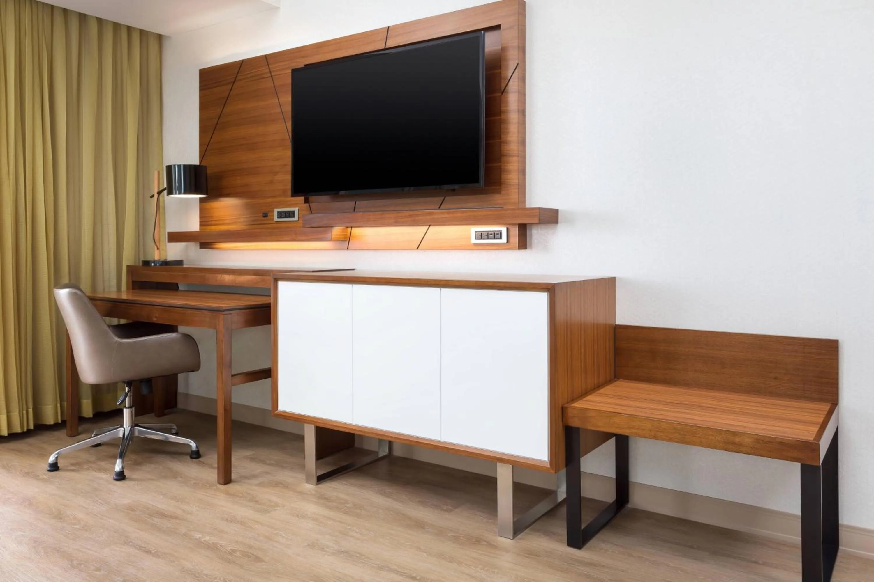 Photo of the whole room in Courtyard by Marriott Santa Monica