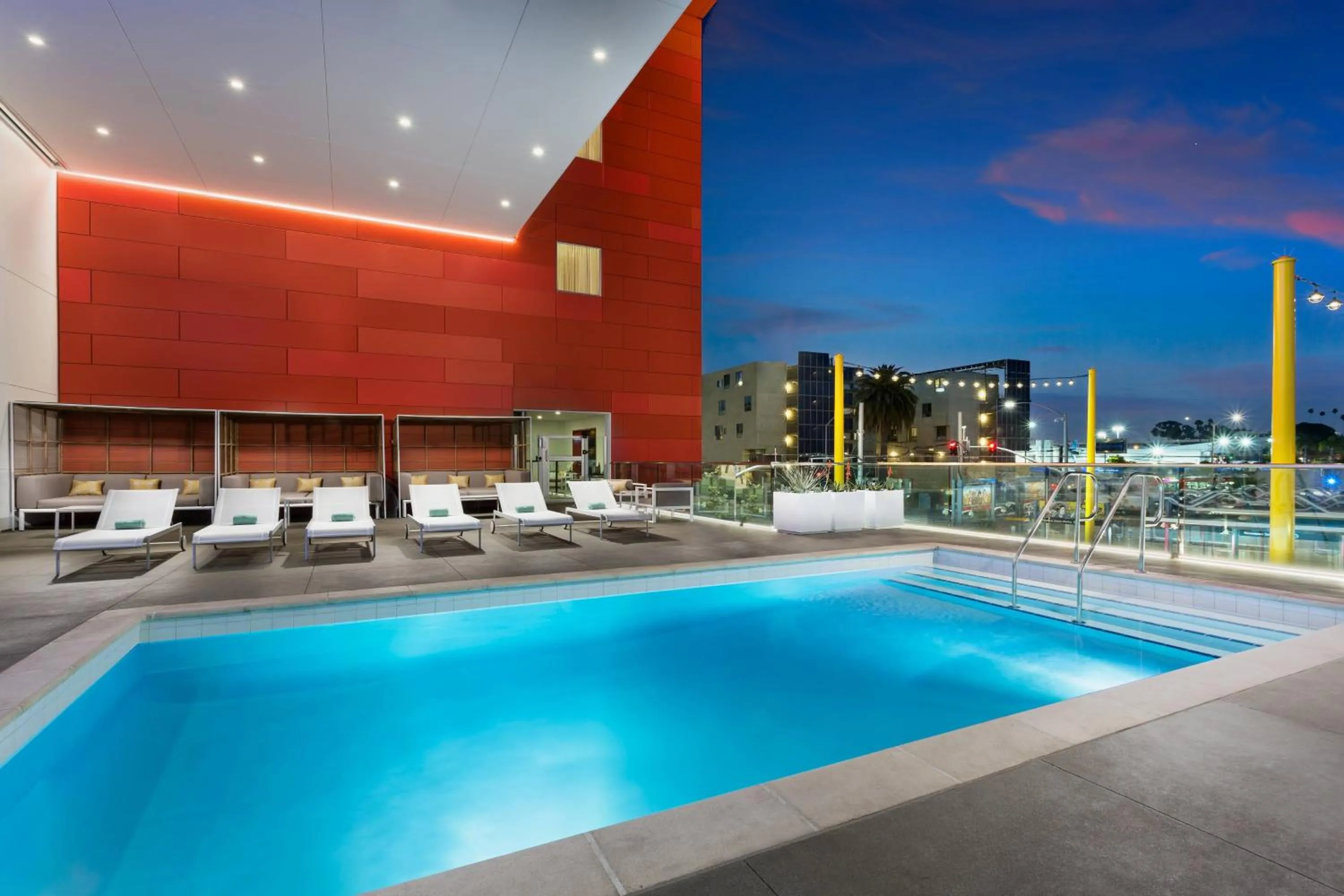 Swimming pool in Courtyard by Marriott Santa Monica