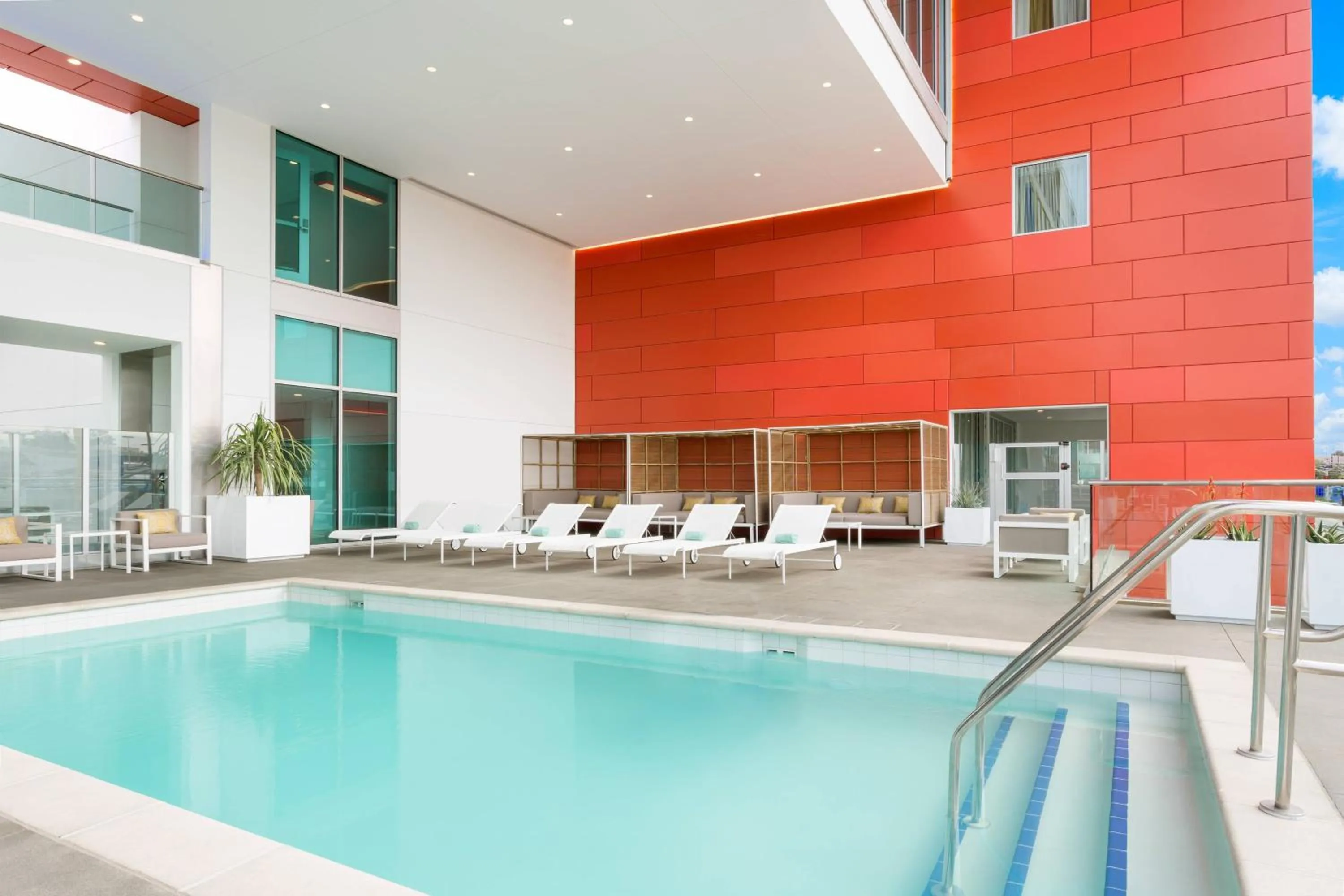 Swimming pool in Courtyard by Marriott Santa Monica