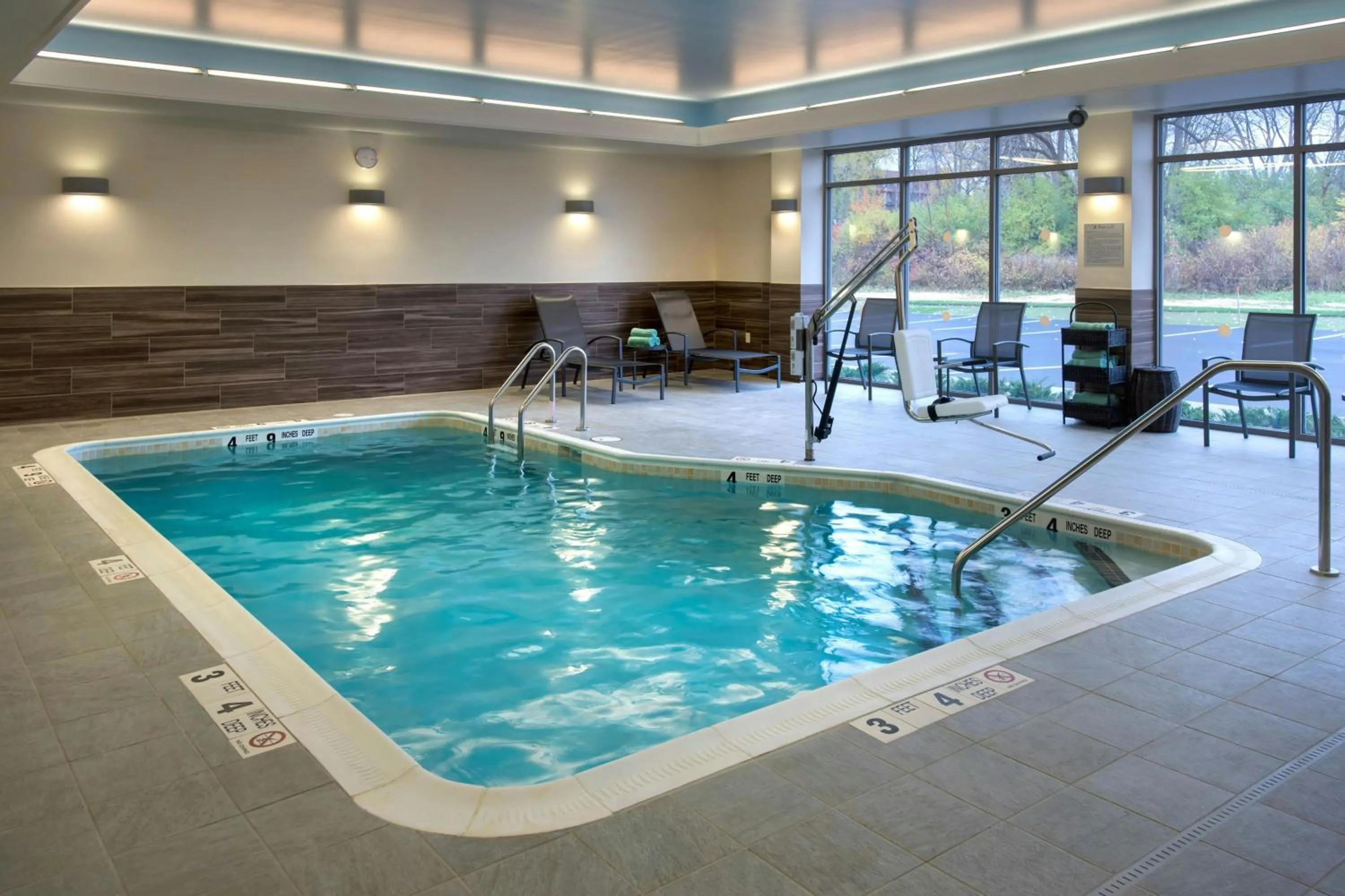 Swimming pool in Fairfield Inn & Suites by Marriott Syracuse Carrier Circle