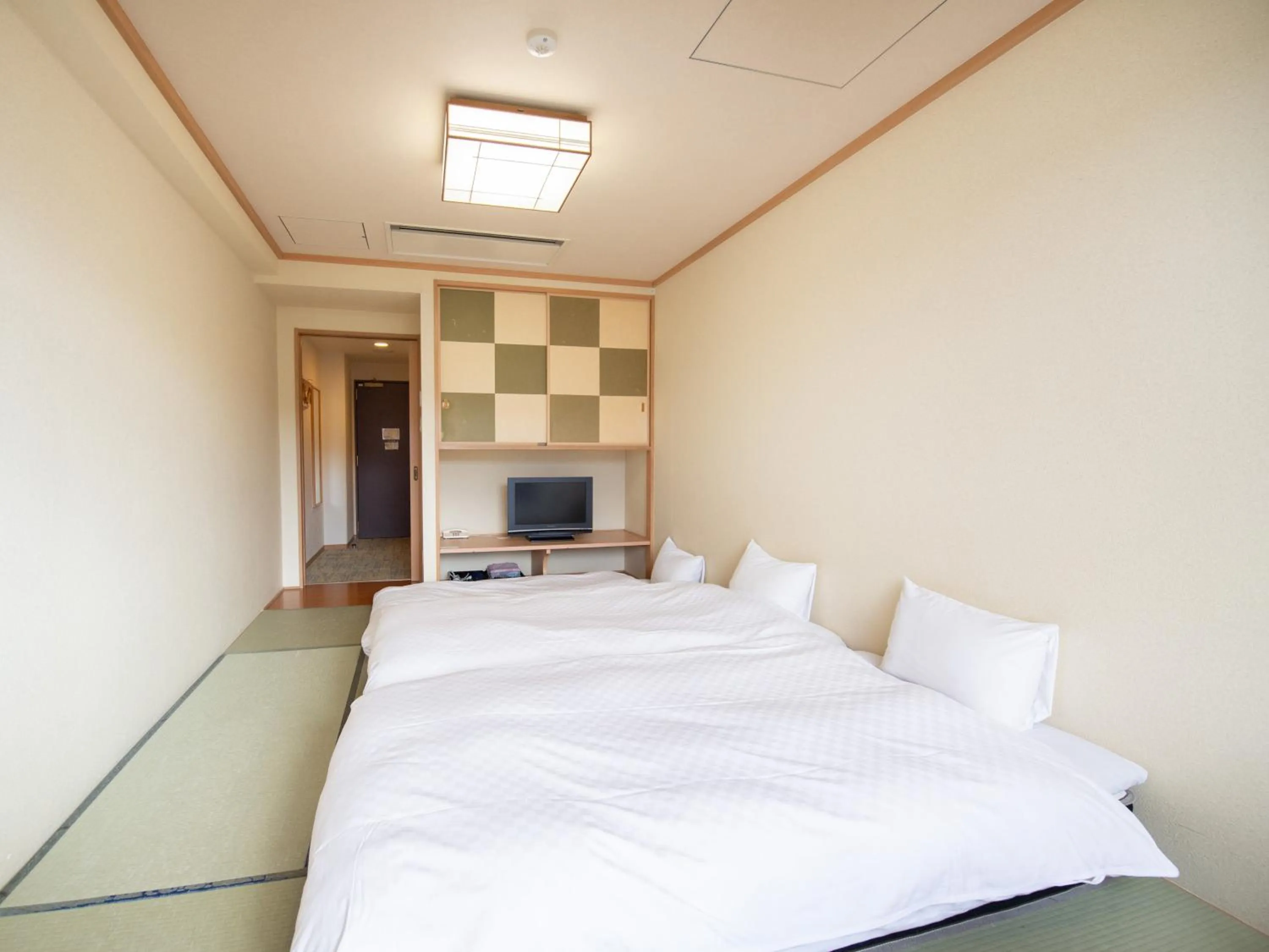 Photo of the whole room, Bed in Fuji Matsuzono Hotel