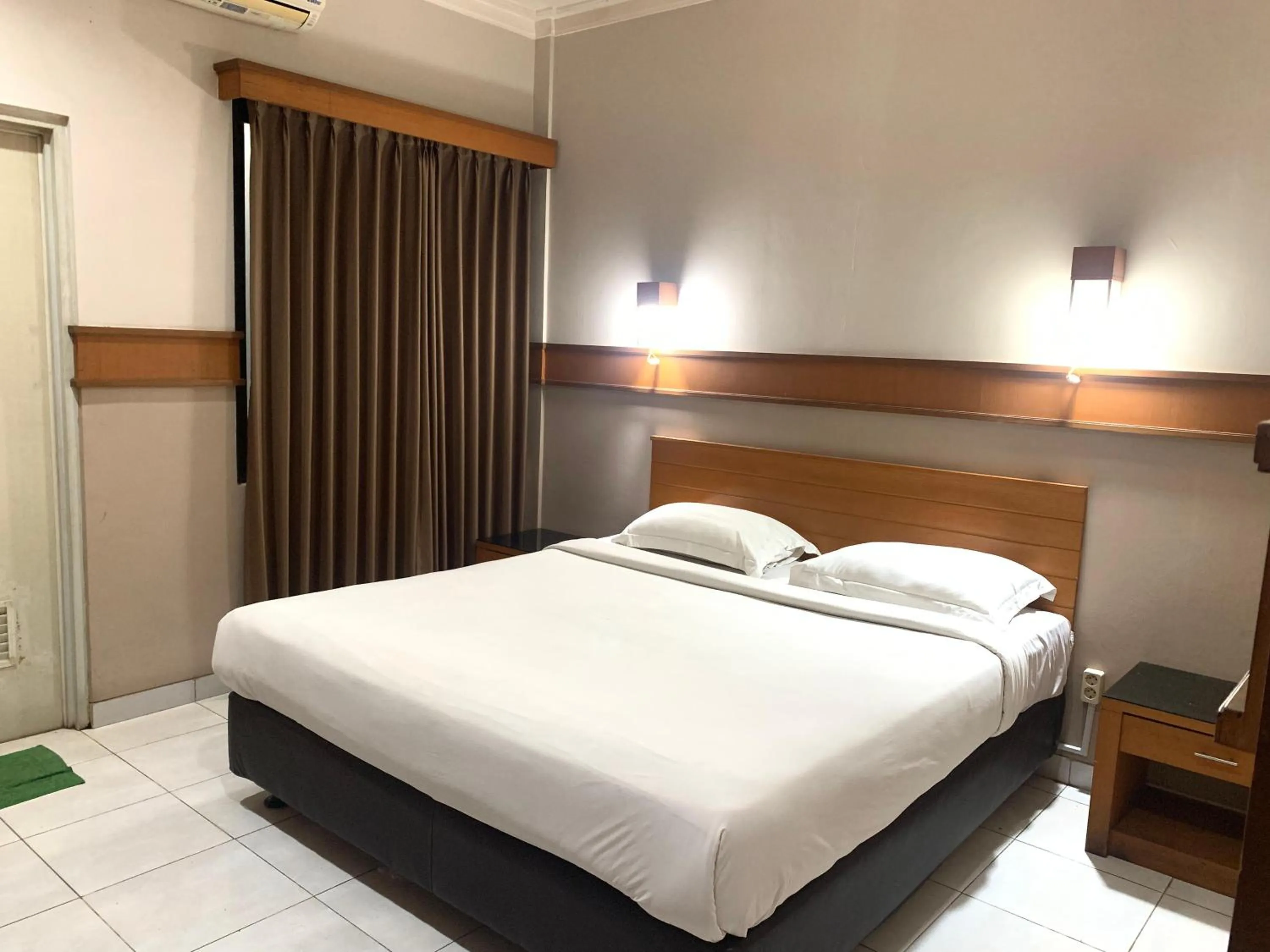 Bed in Hotel Caravan Tanah Abang