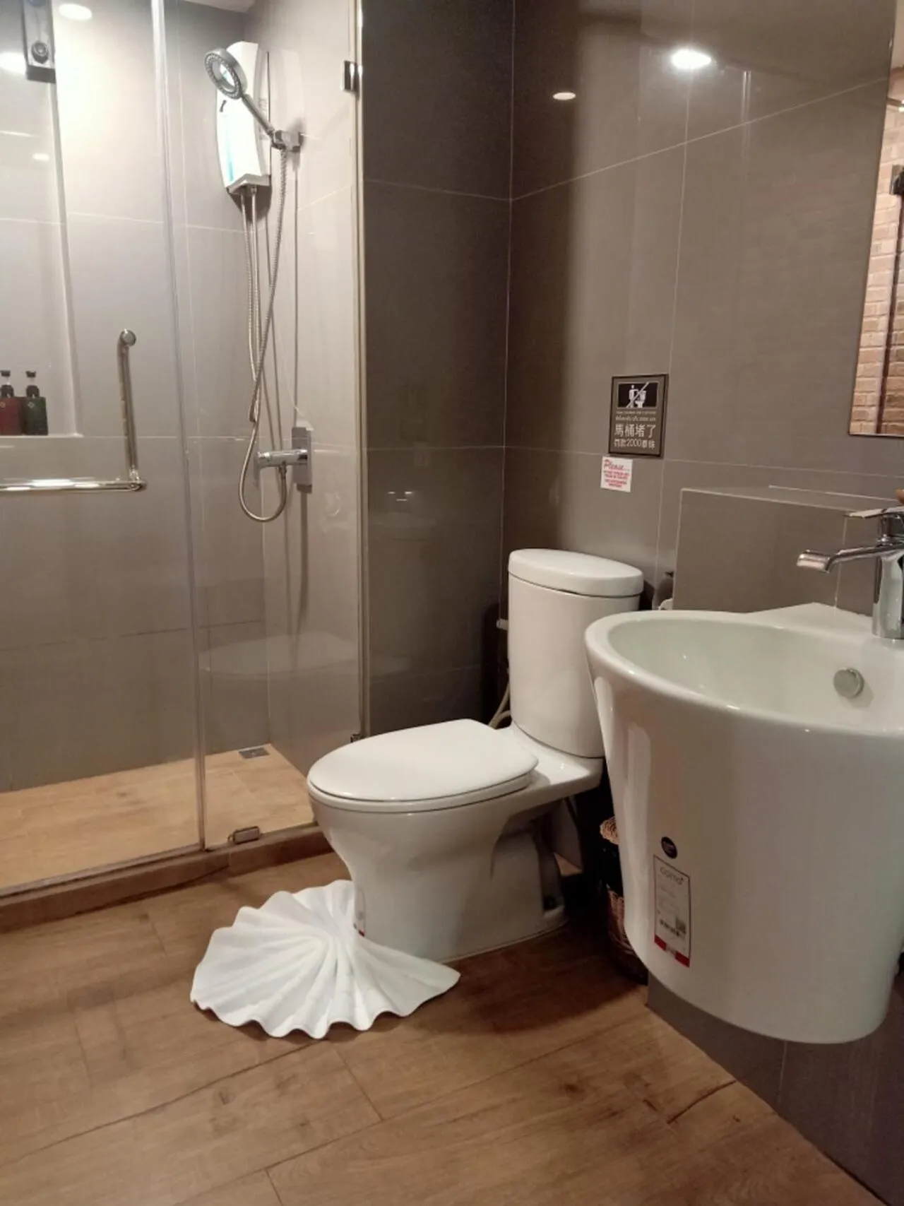 Bathroom in Nest by Sangob