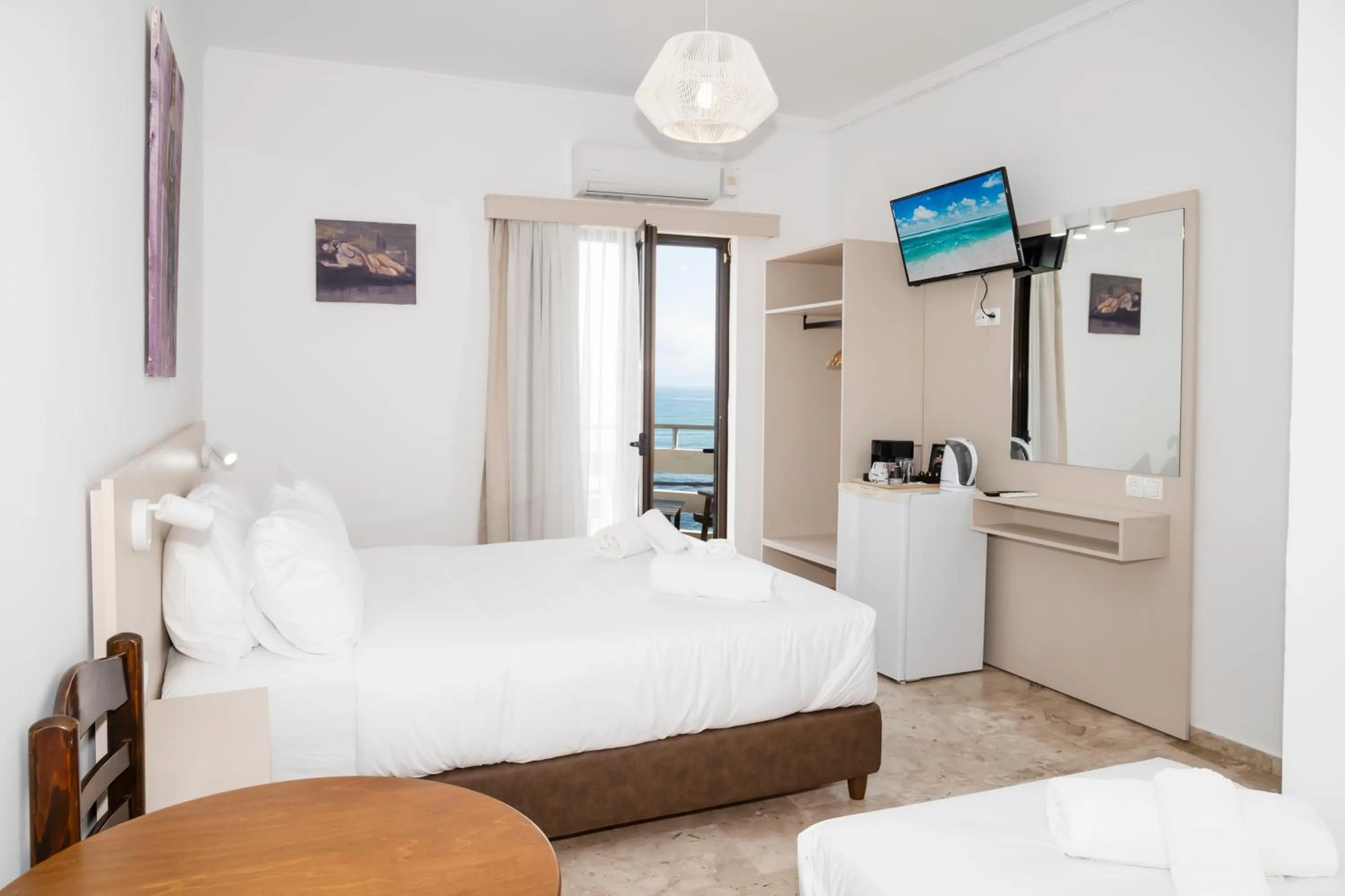 Photo of the whole room, Bed in Argo Rooms-Papadakis