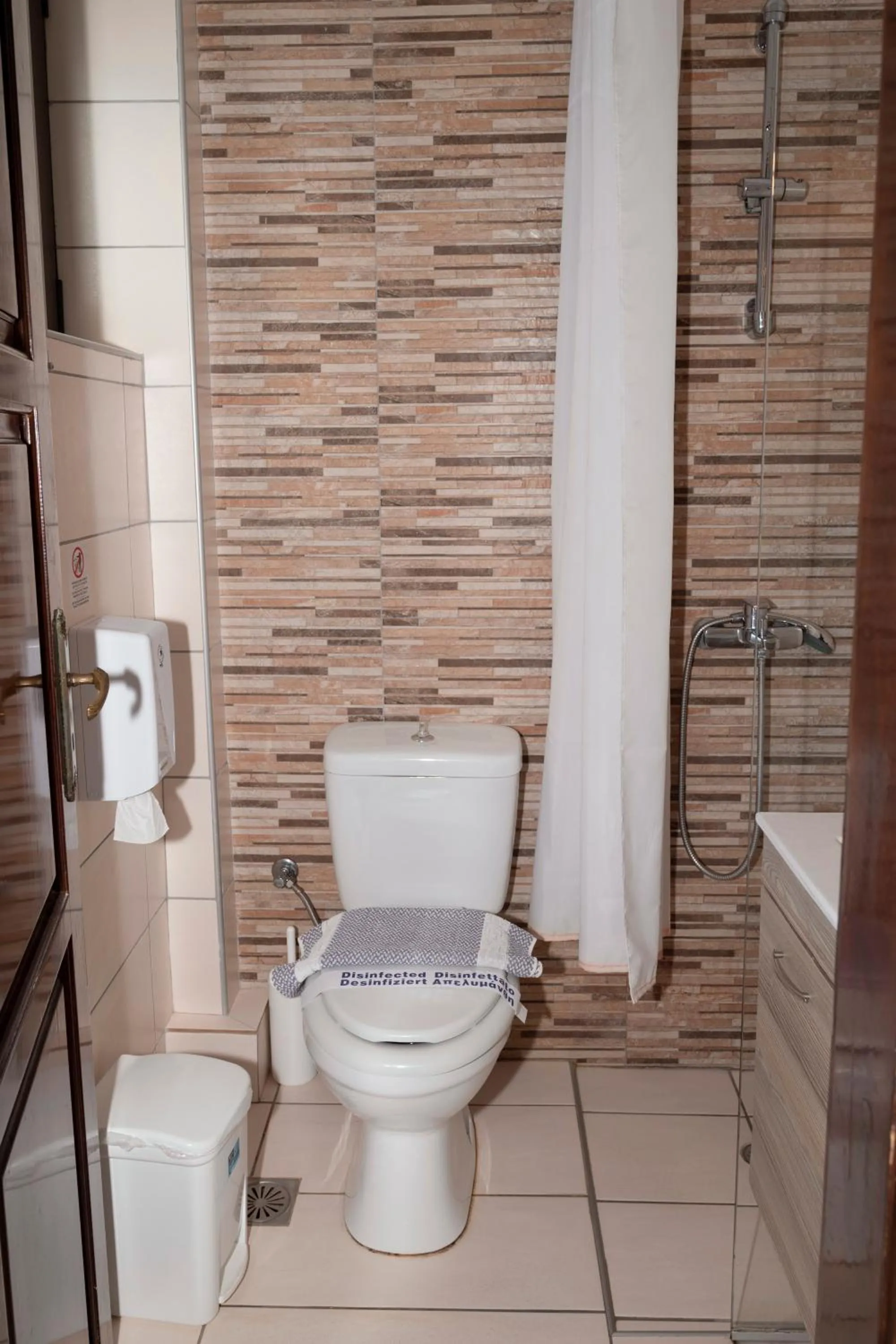 Bathroom in Argo Rooms-Papadakis