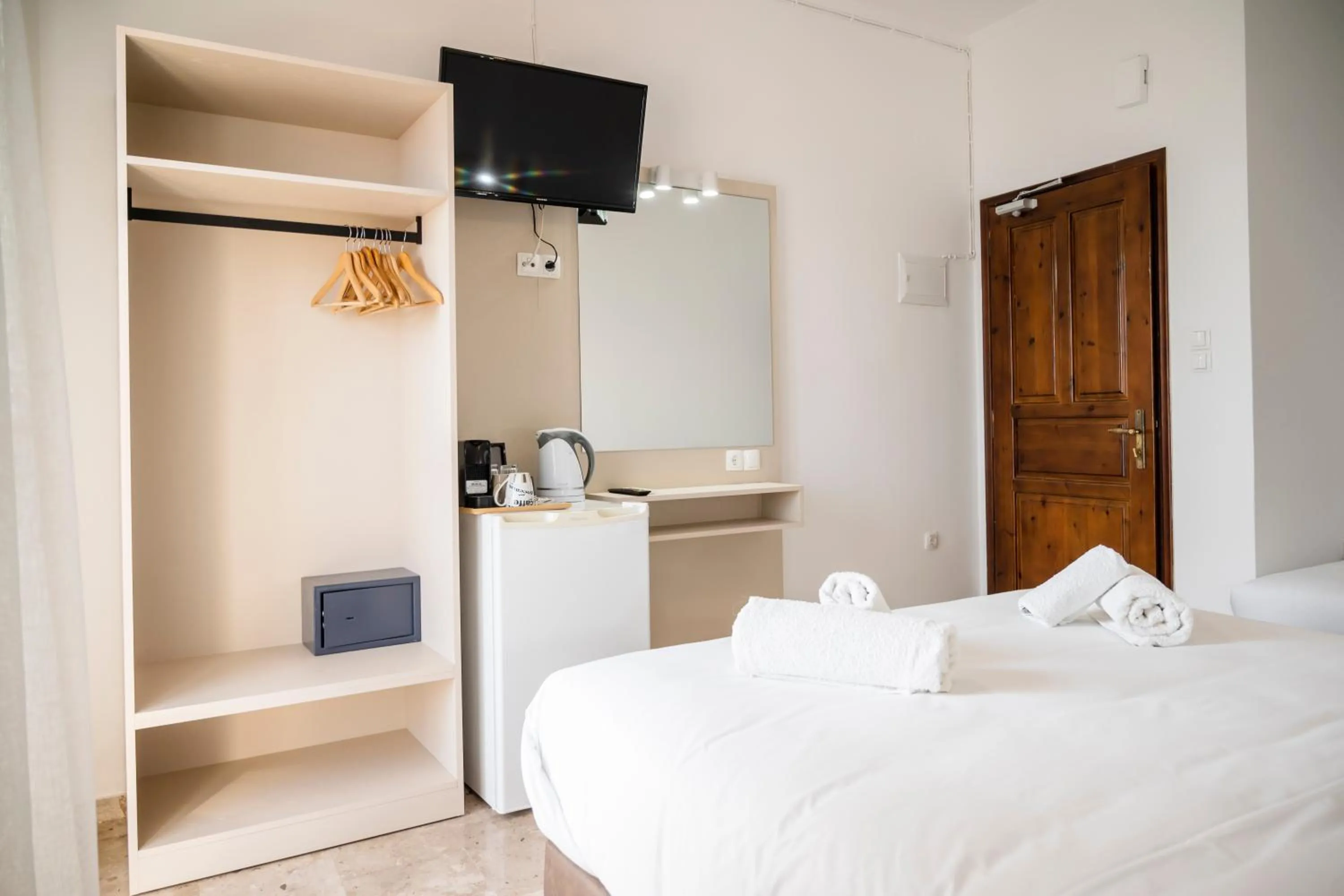 Photo of the whole room, Bed in Argo Rooms-Papadakis