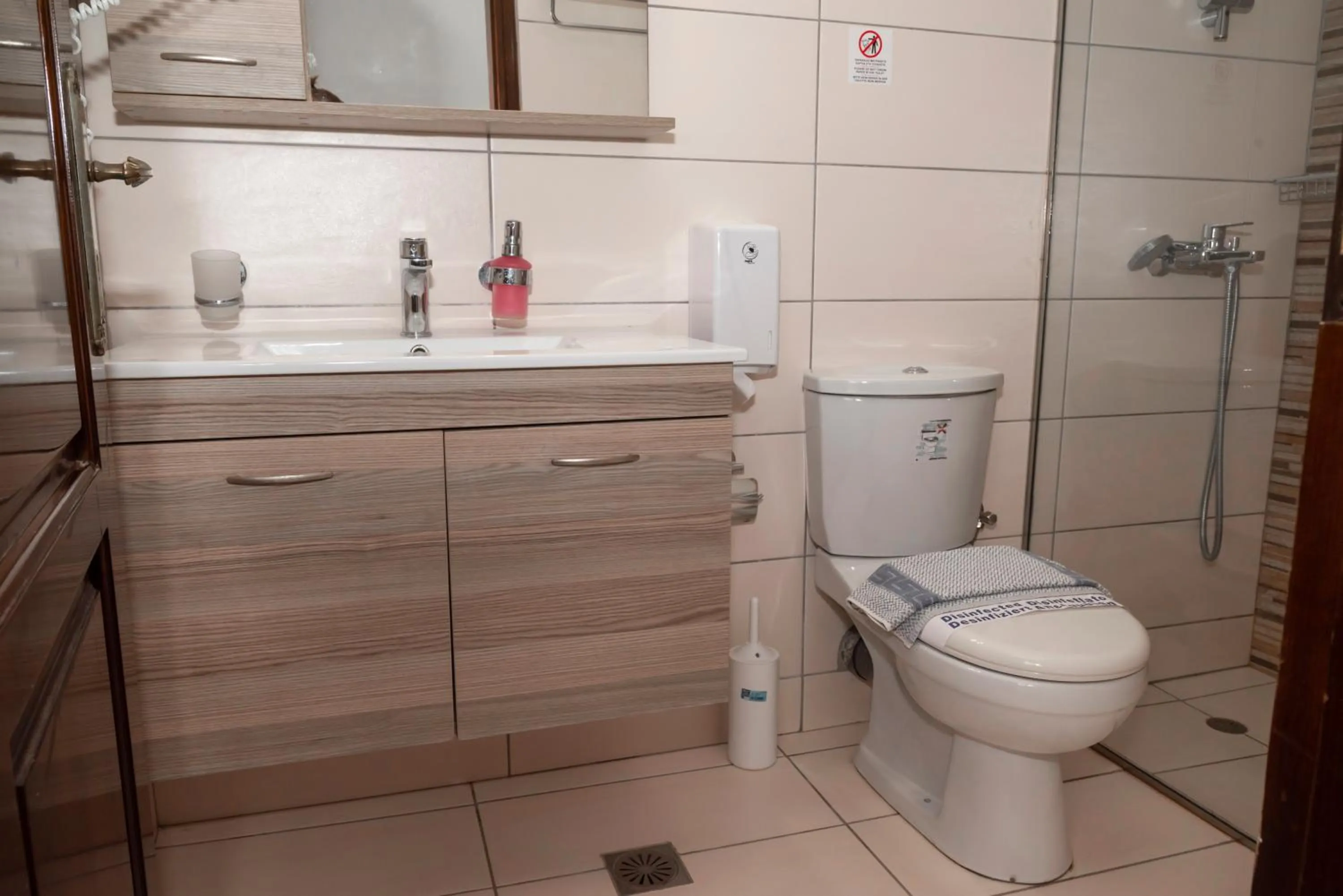 Toilet in Argo Rooms-Papadakis