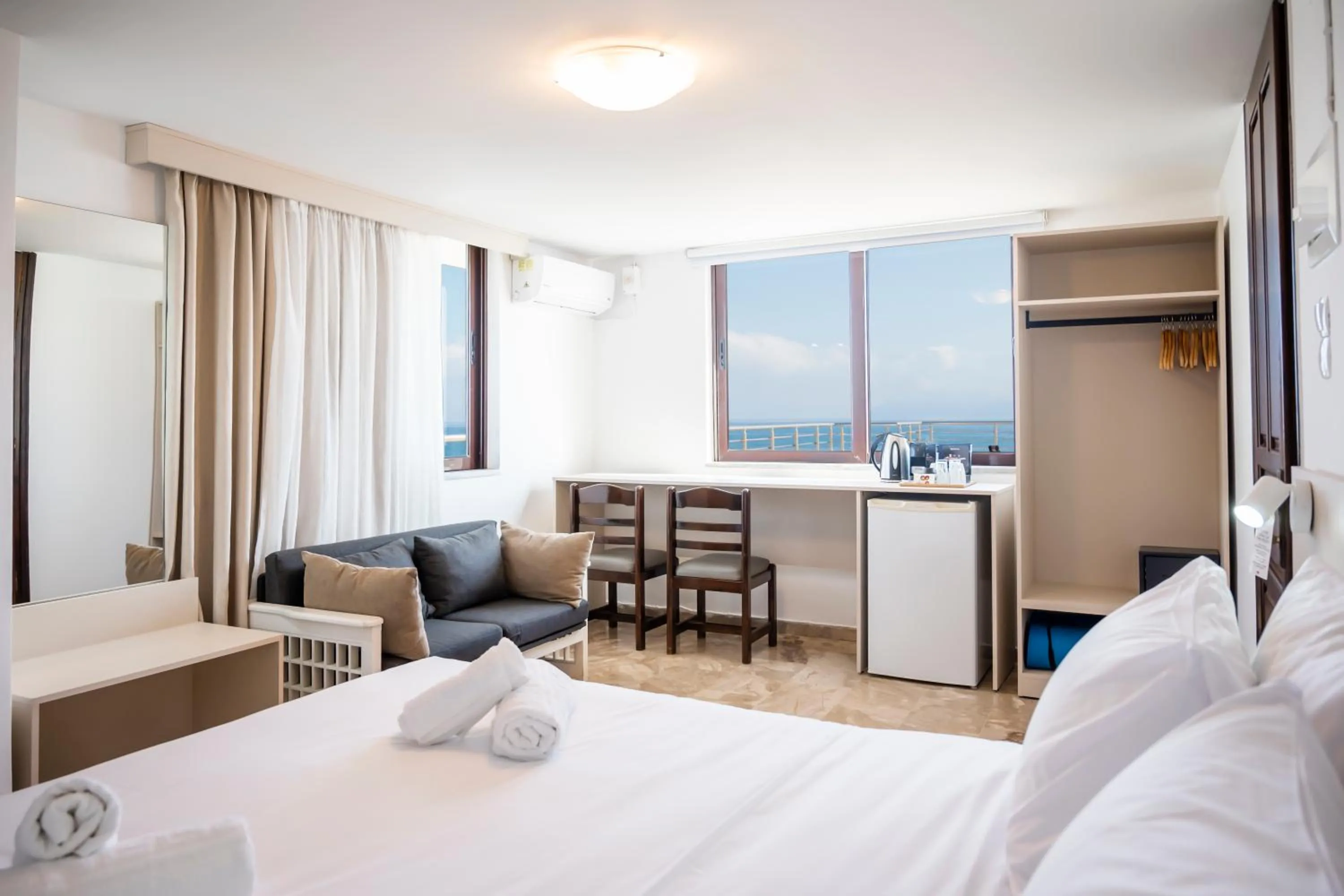 Photo of the whole room, Bed in Argo Rooms-Papadakis