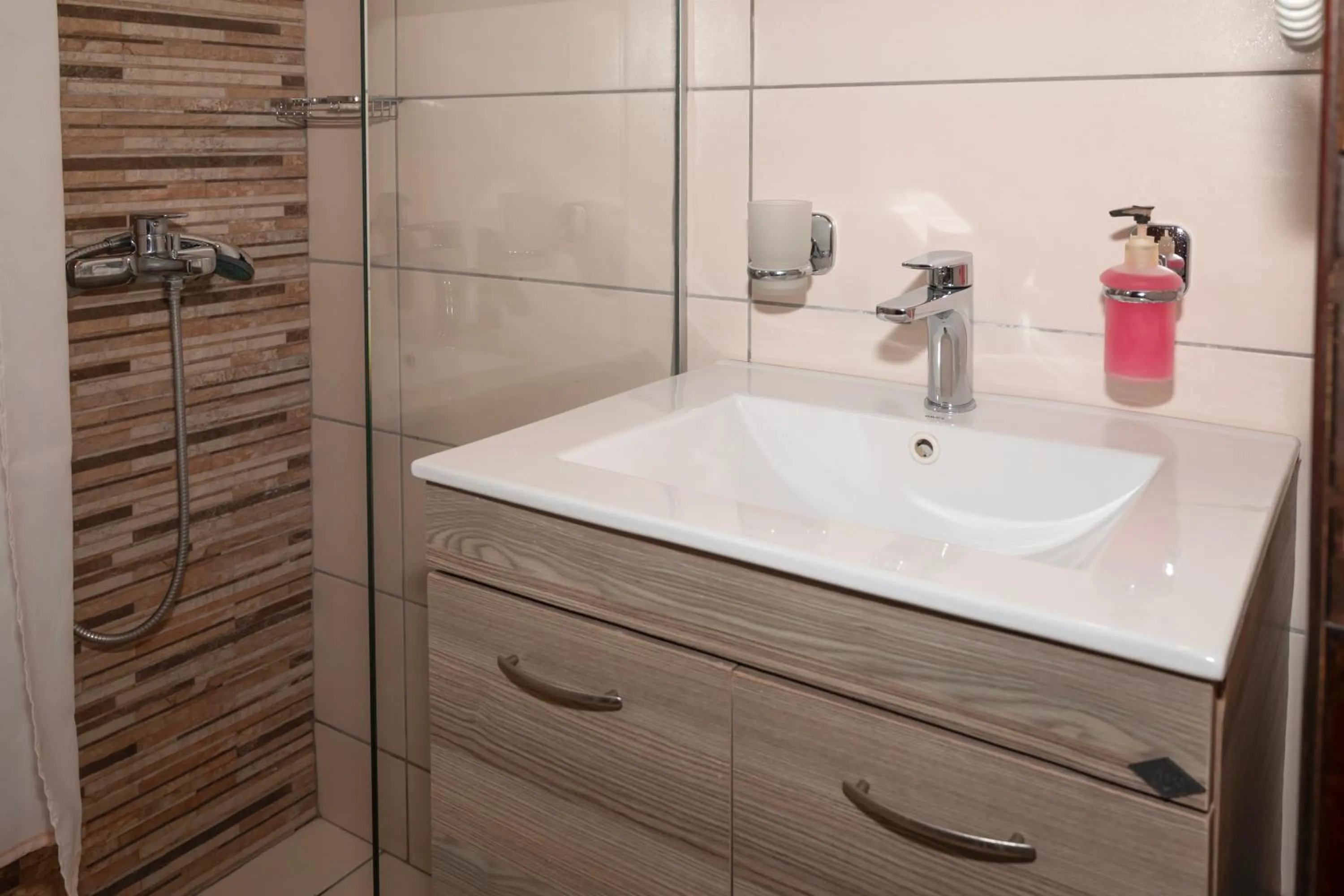 Bathroom in Argo Rooms-Papadakis