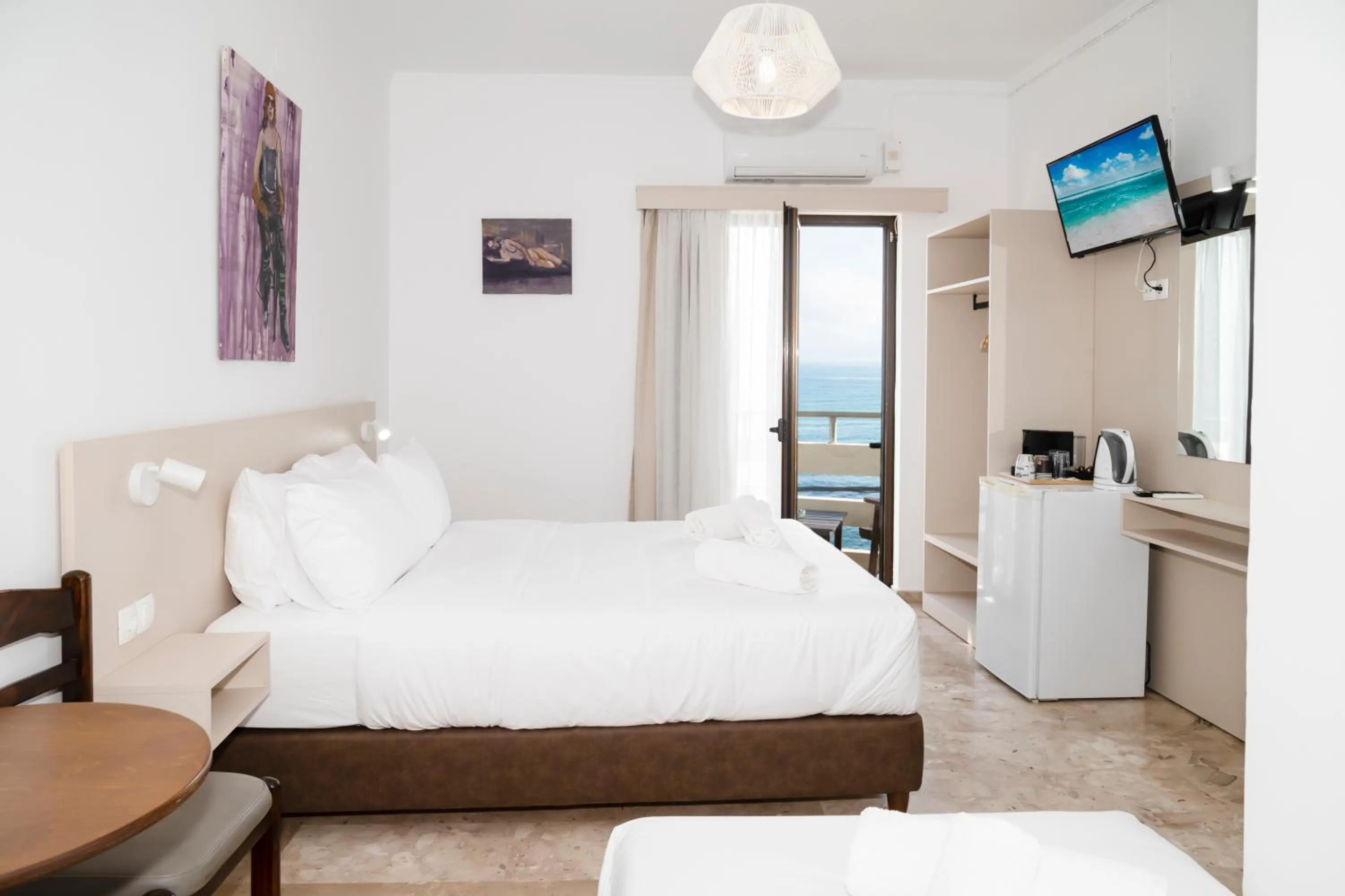 Photo of the whole room, Bed in Argo Rooms-Papadakis