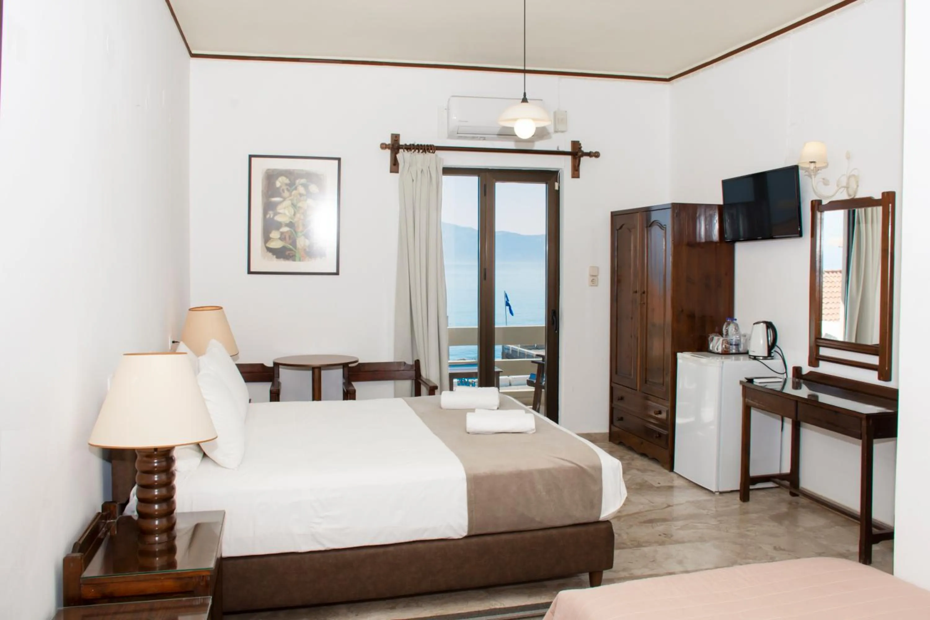 Photo of the whole room, Bed in Argo Rooms-Papadakis