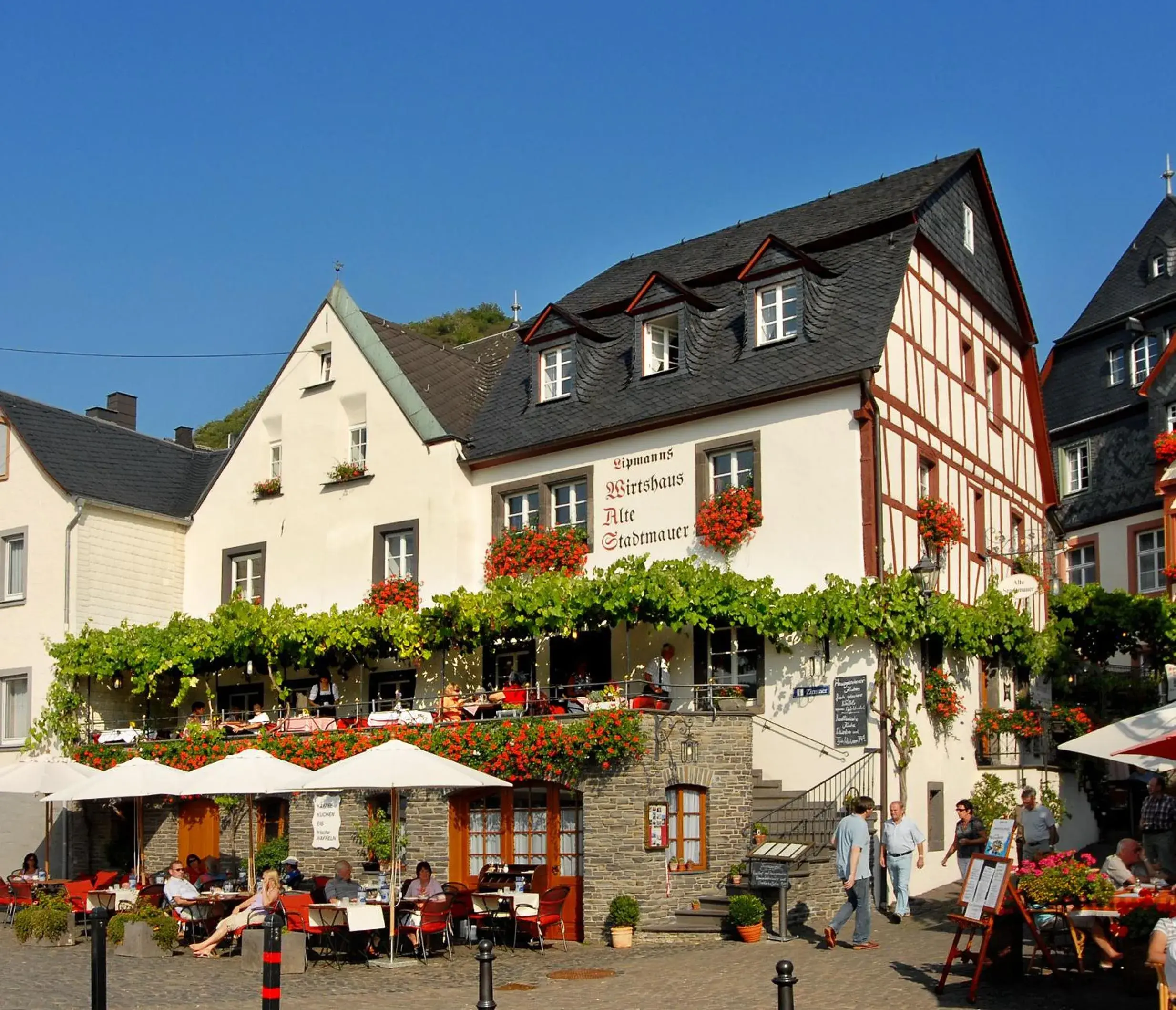 Deluxe double room with Moselle view and king-size bed in Hotel Restaurant Alte Stadtmauer Deluxe double room with Moselle view and king-size bed in Hotel Restaurant Alte Stadtmauer