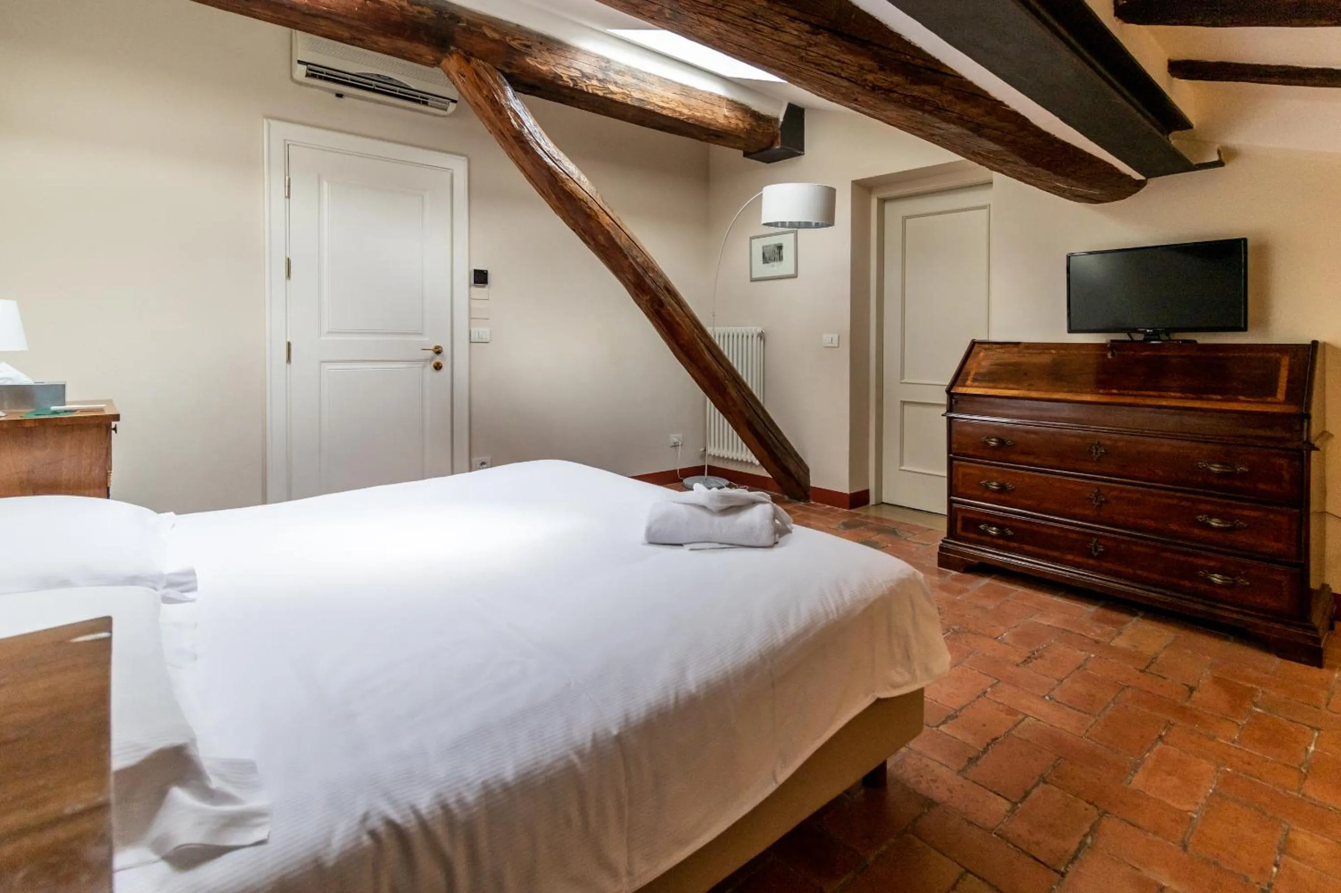 Bed in Casa Isolani Charms Rooms Santo Stefano