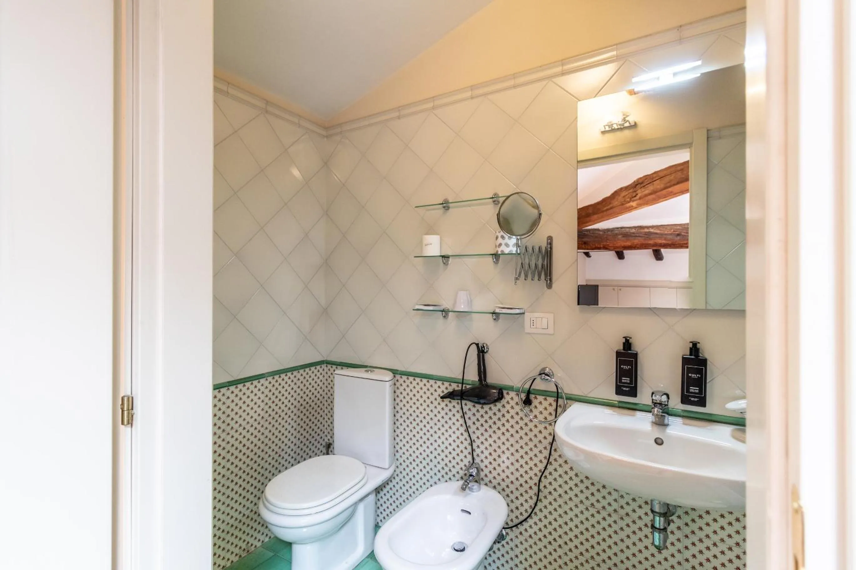 Bathroom in Casa Isolani Charms Rooms Santo Stefano