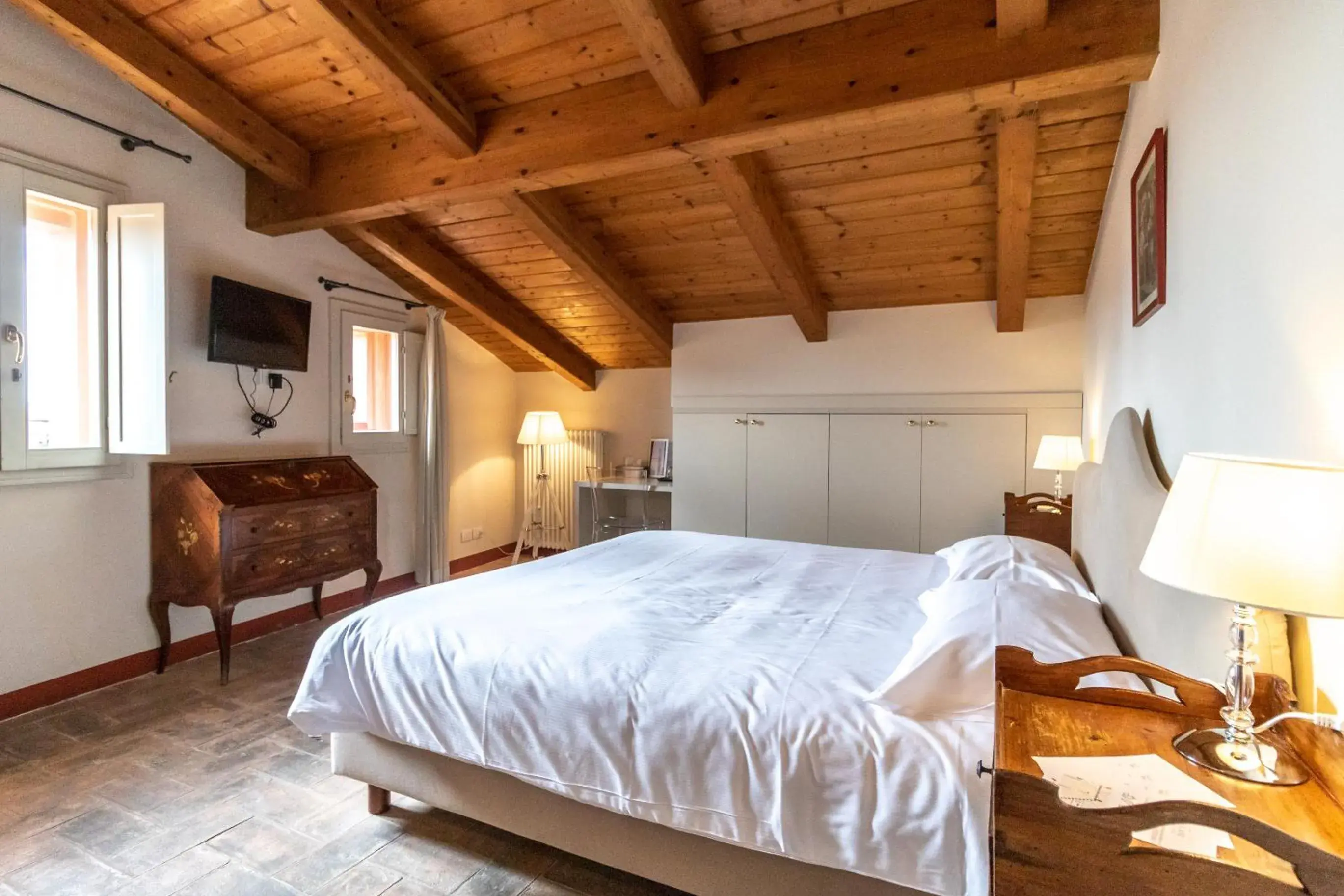 Triple Room in Casa Isolani Charms Rooms Santo Stefano Triple Room in Casa Isolani Charms Rooms Santo Stefano
