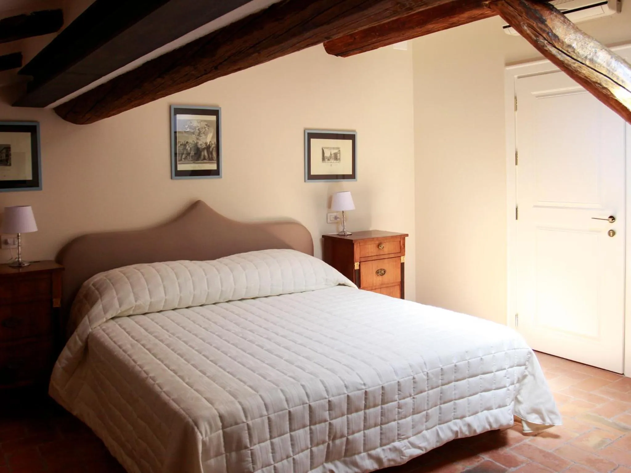 Bedroom, Bed in Casa Isolani Charms Rooms Santo Stefano
