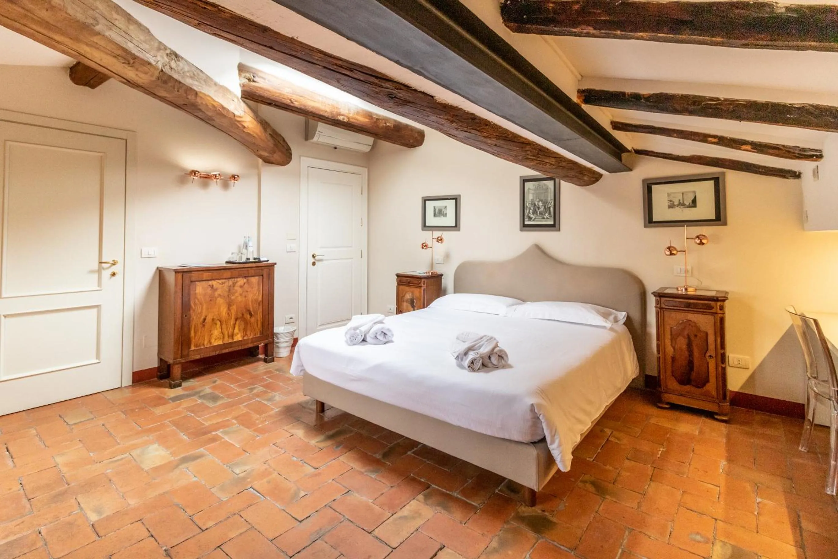 Bed in Casa Isolani Charms Rooms Santo Stefano