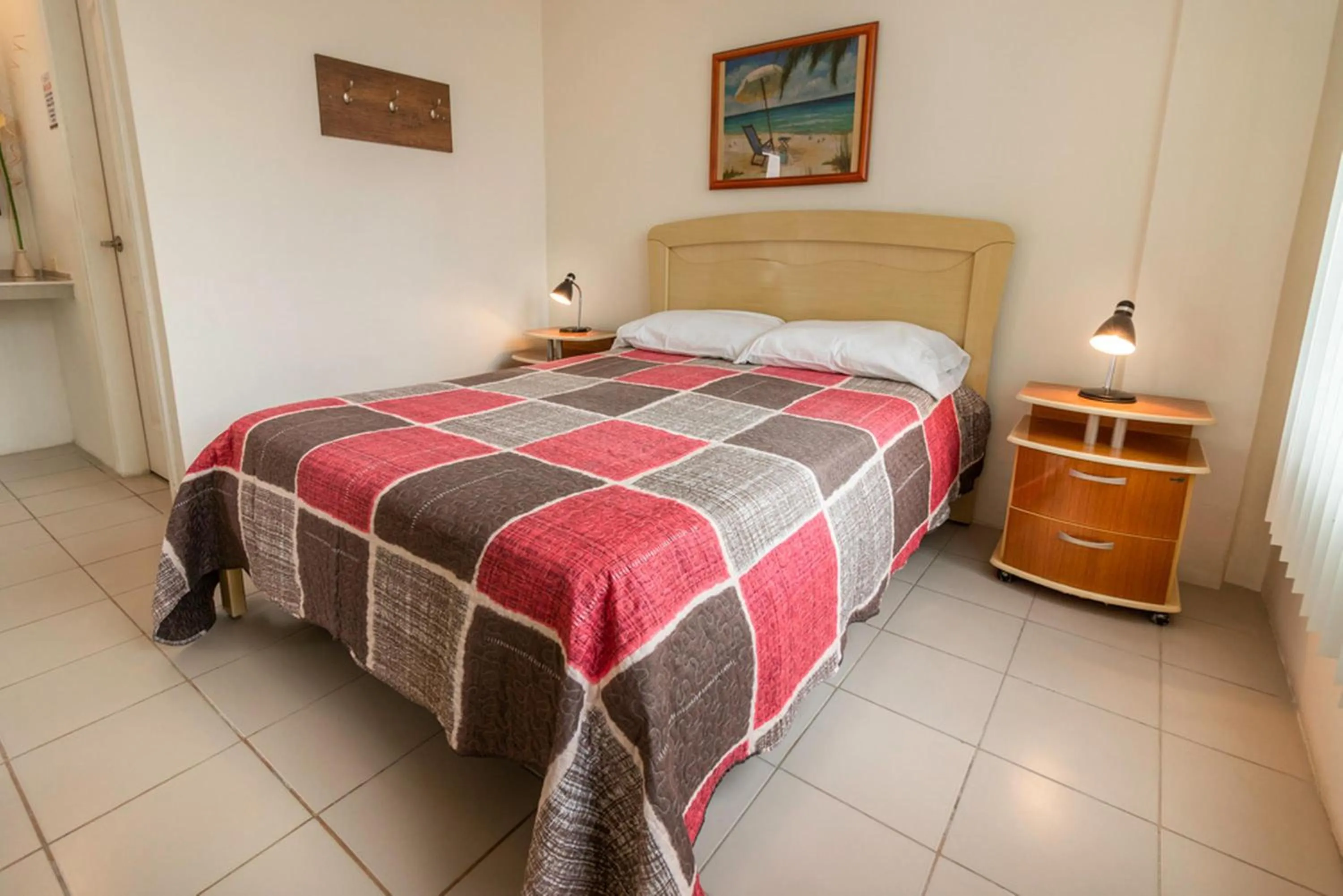 Photo of the whole room, Bed in Oceanic Lodge