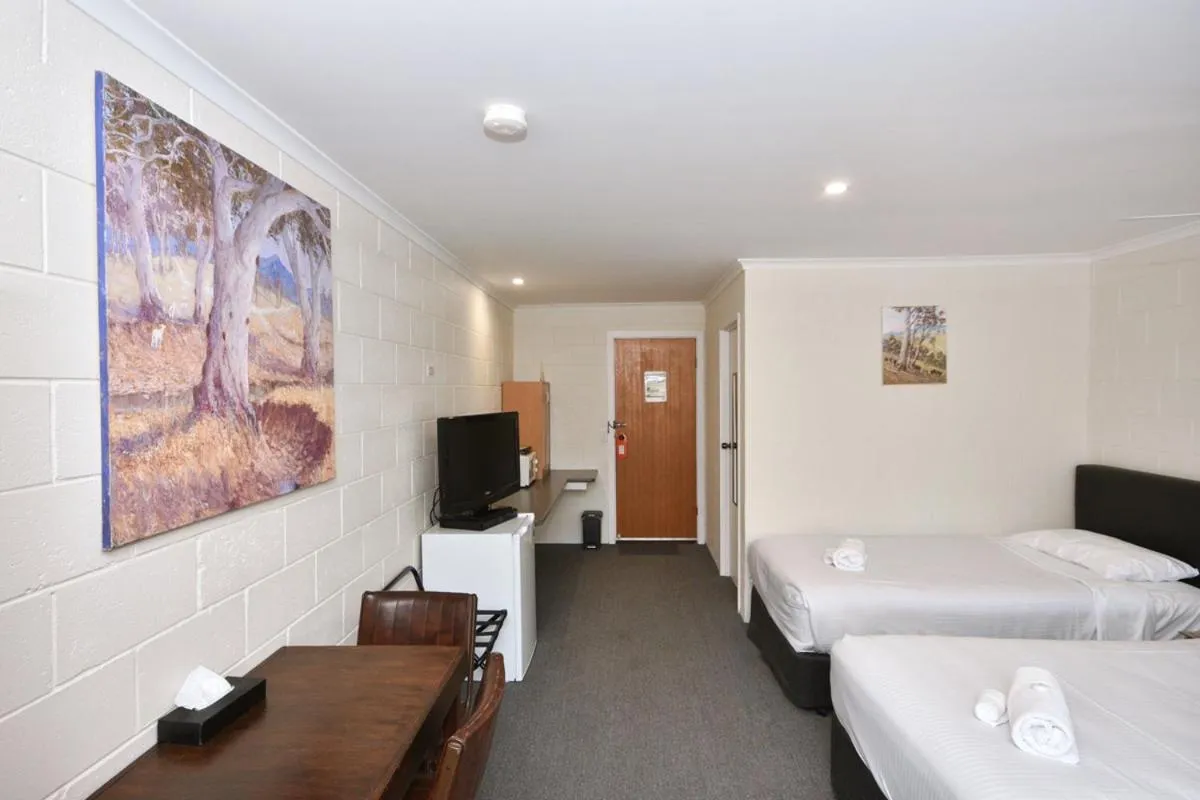 Photo of the whole room, Bed in Inglewood Motel and Caravan Park Victoria
