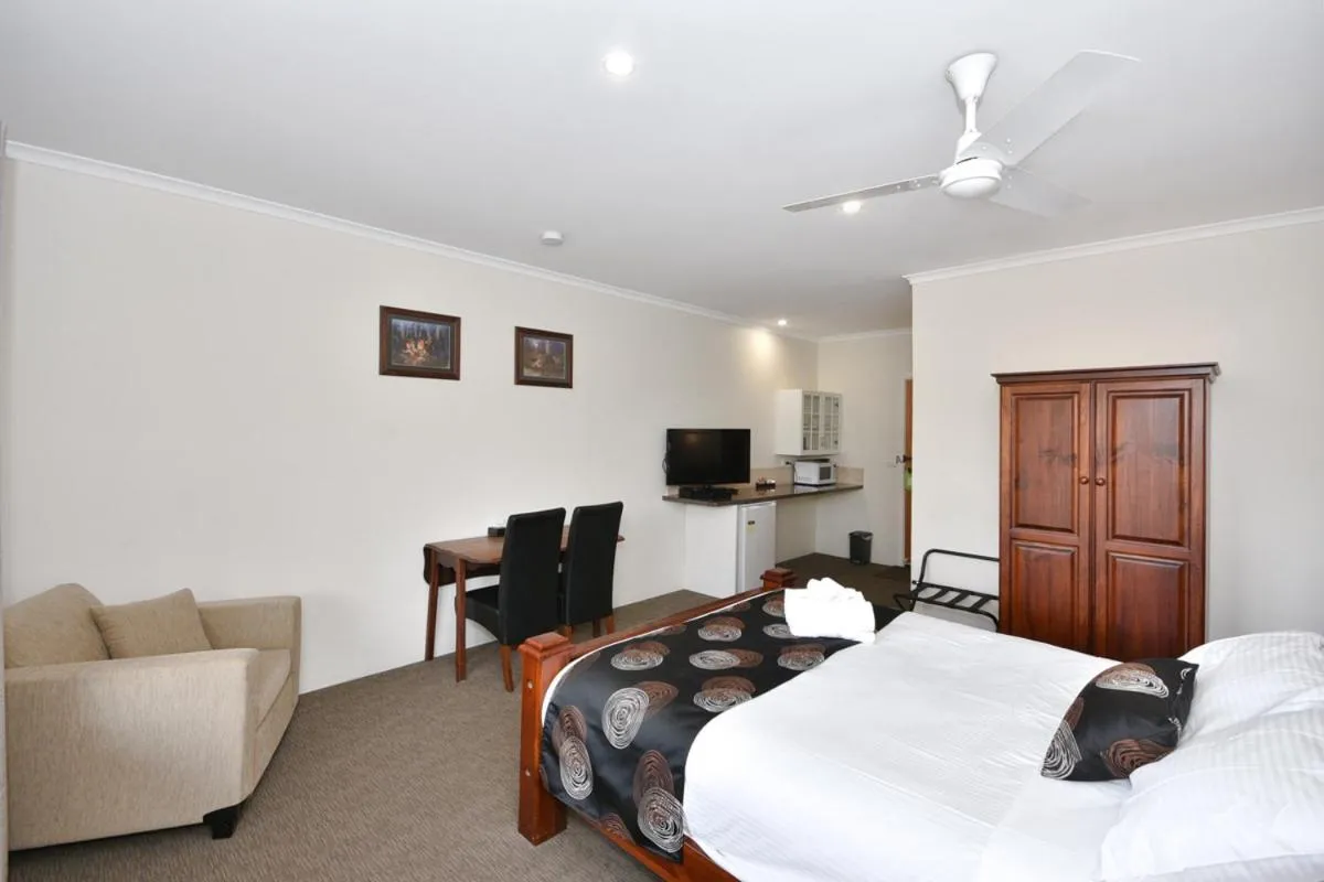 Bed in Inglewood Motel and Caravan Park Victoria