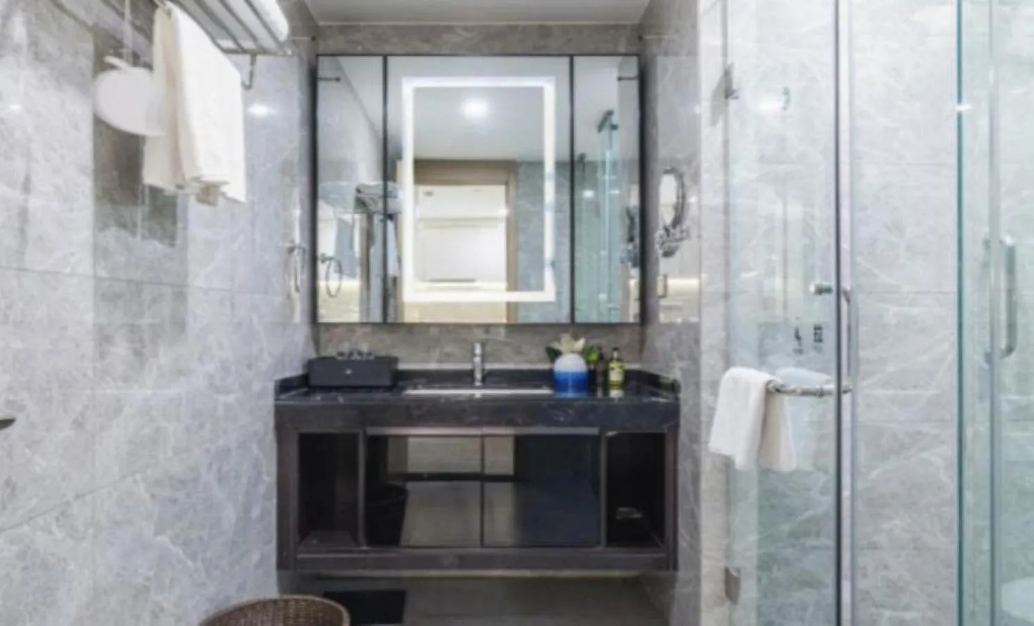 Shower in Somerset Yangtze River Chongqing