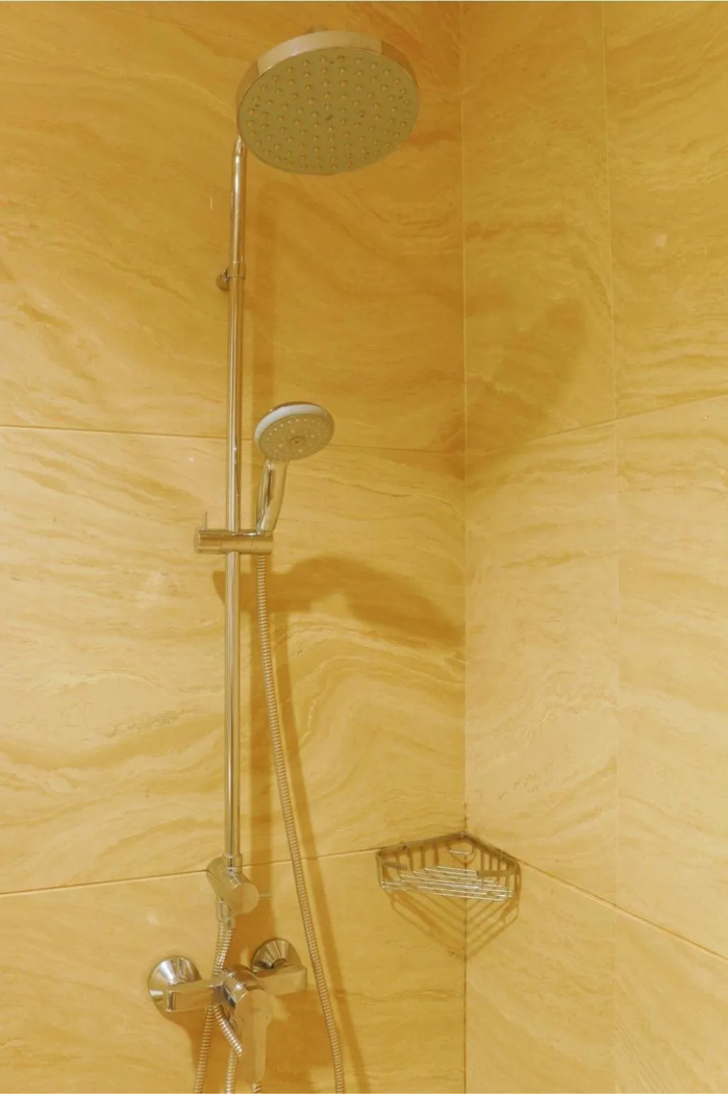 Shower in Le Eminence Puncak Hotel Convention & Resort