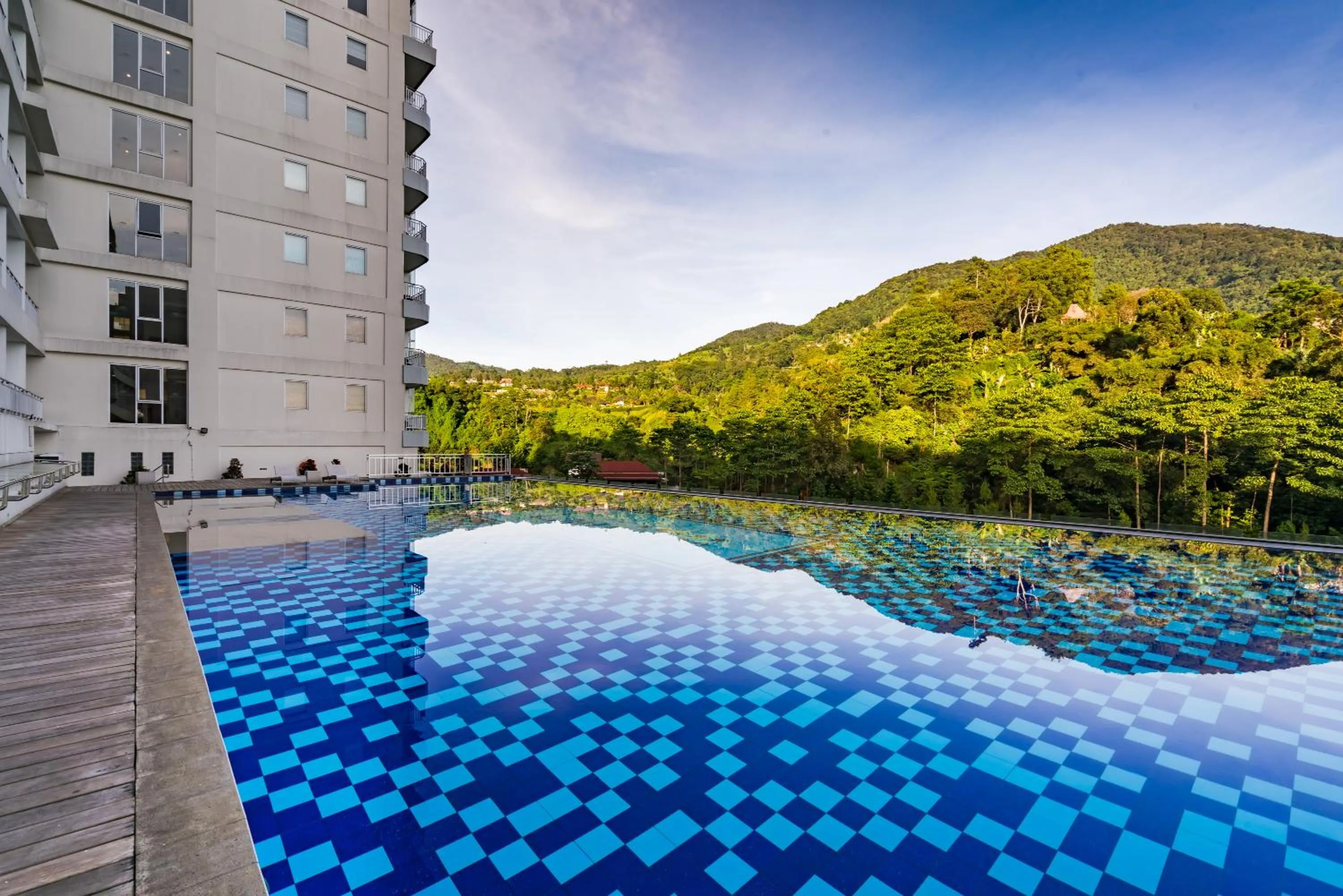 Swimming pool in Le Eminence Puncak Hotel Convention & Resort