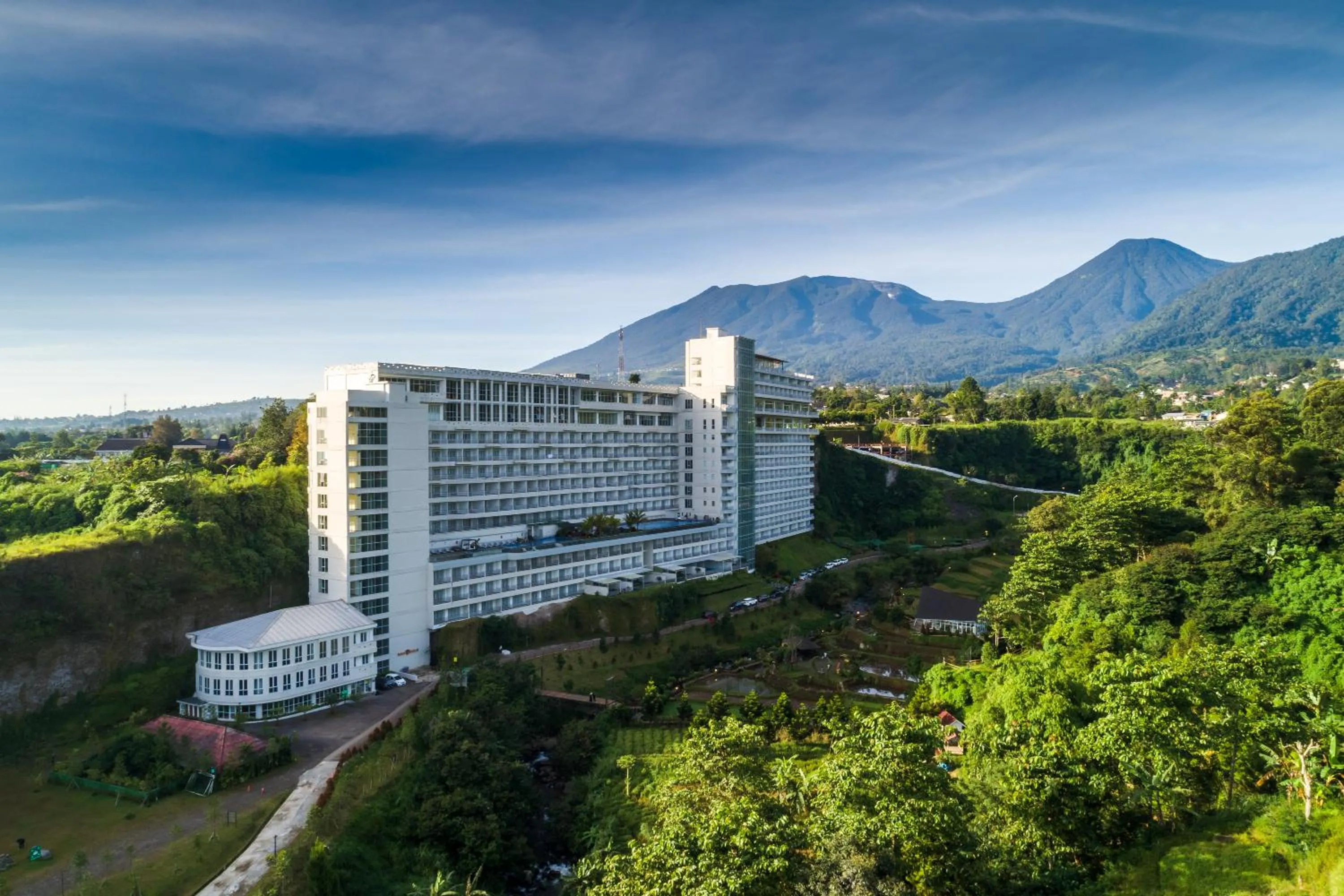 Property building in Le Eminence Puncak Hotel Convention & Resort