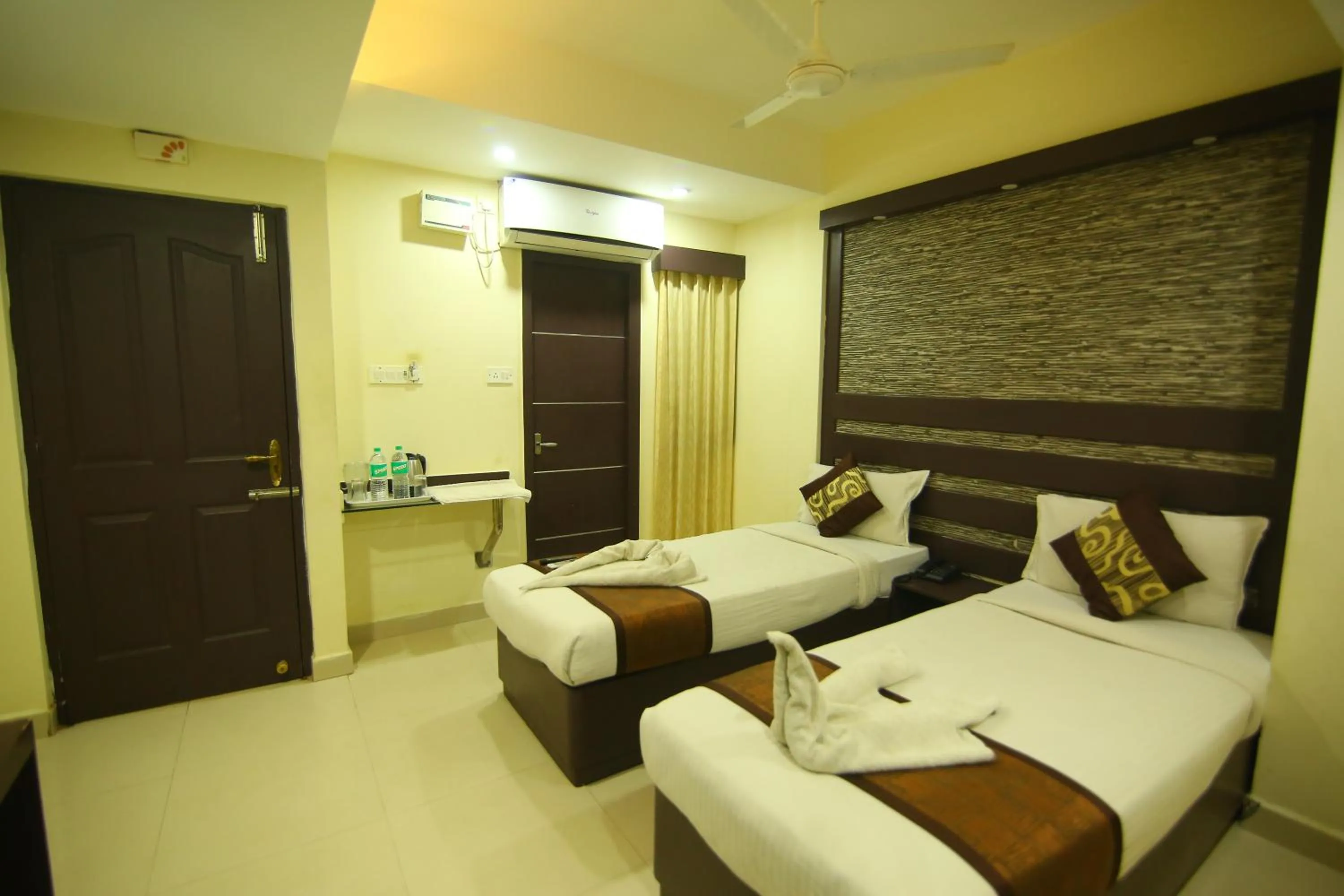 Photo of the whole room, Bed in Hotel White Mount