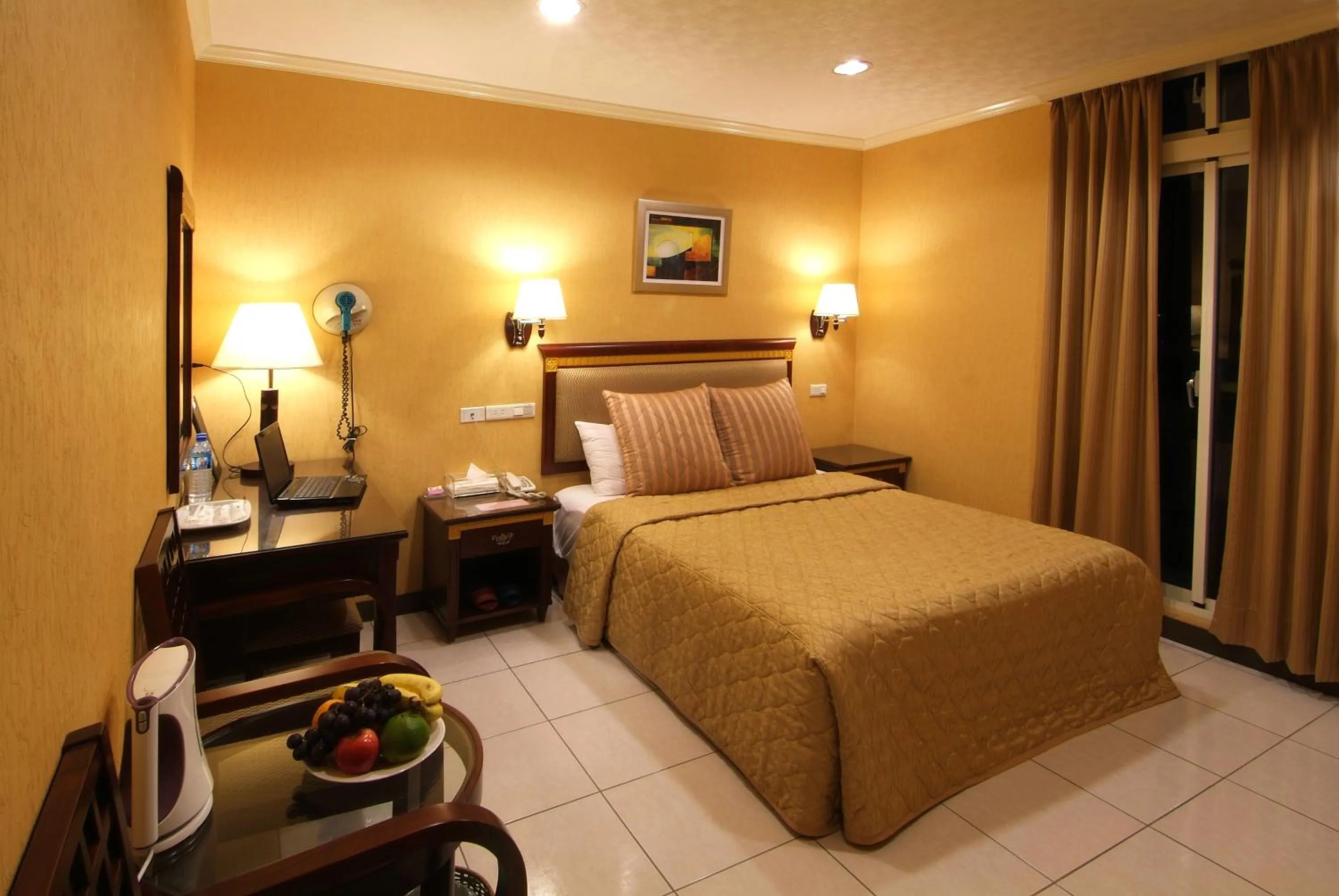 Balcony/Terrace, Bed in Puti Commercial Hotel