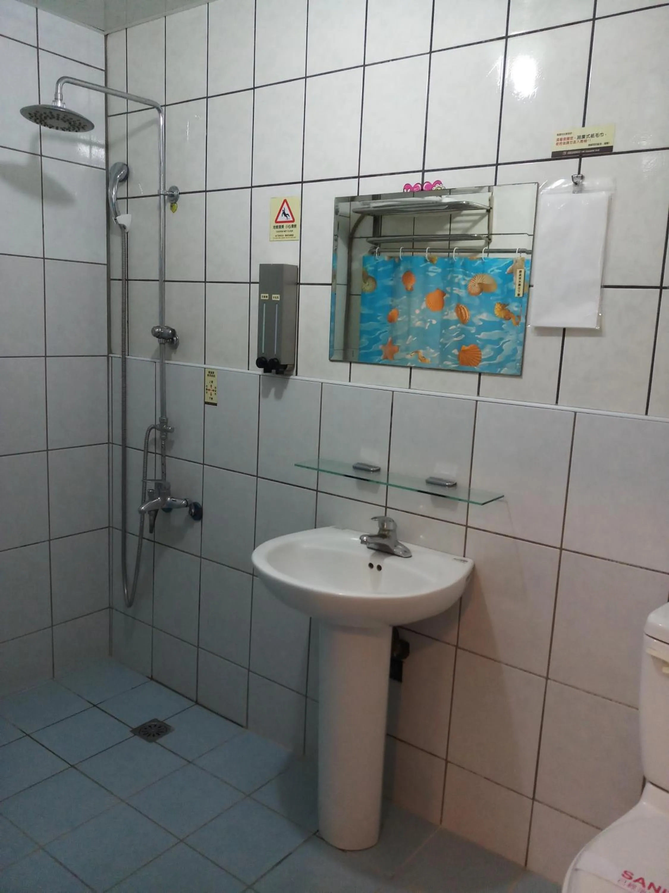 Shower in Puti Commercial Hotel