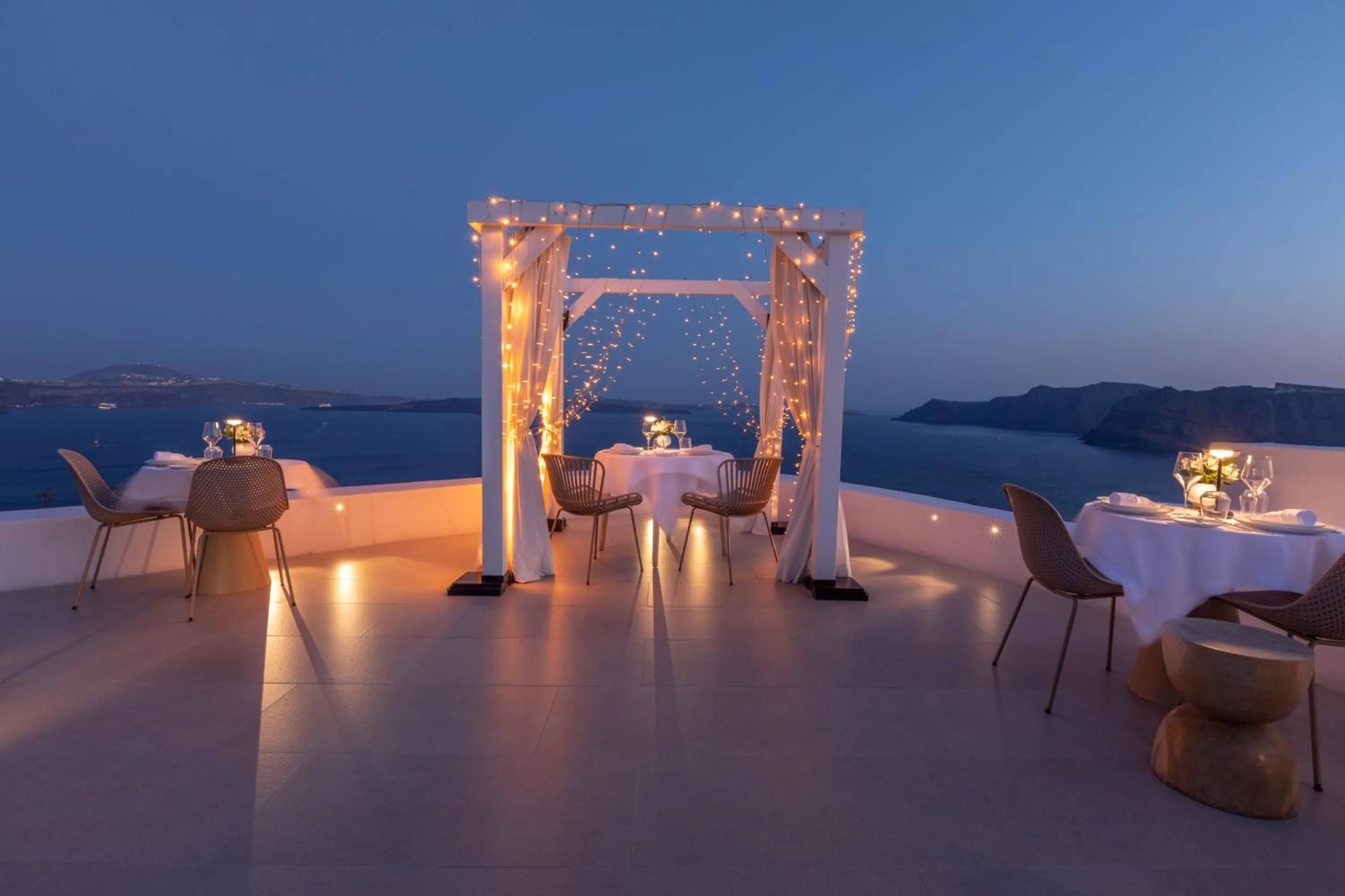 Restaurant/places to eat in Aspaki by Art Maisons