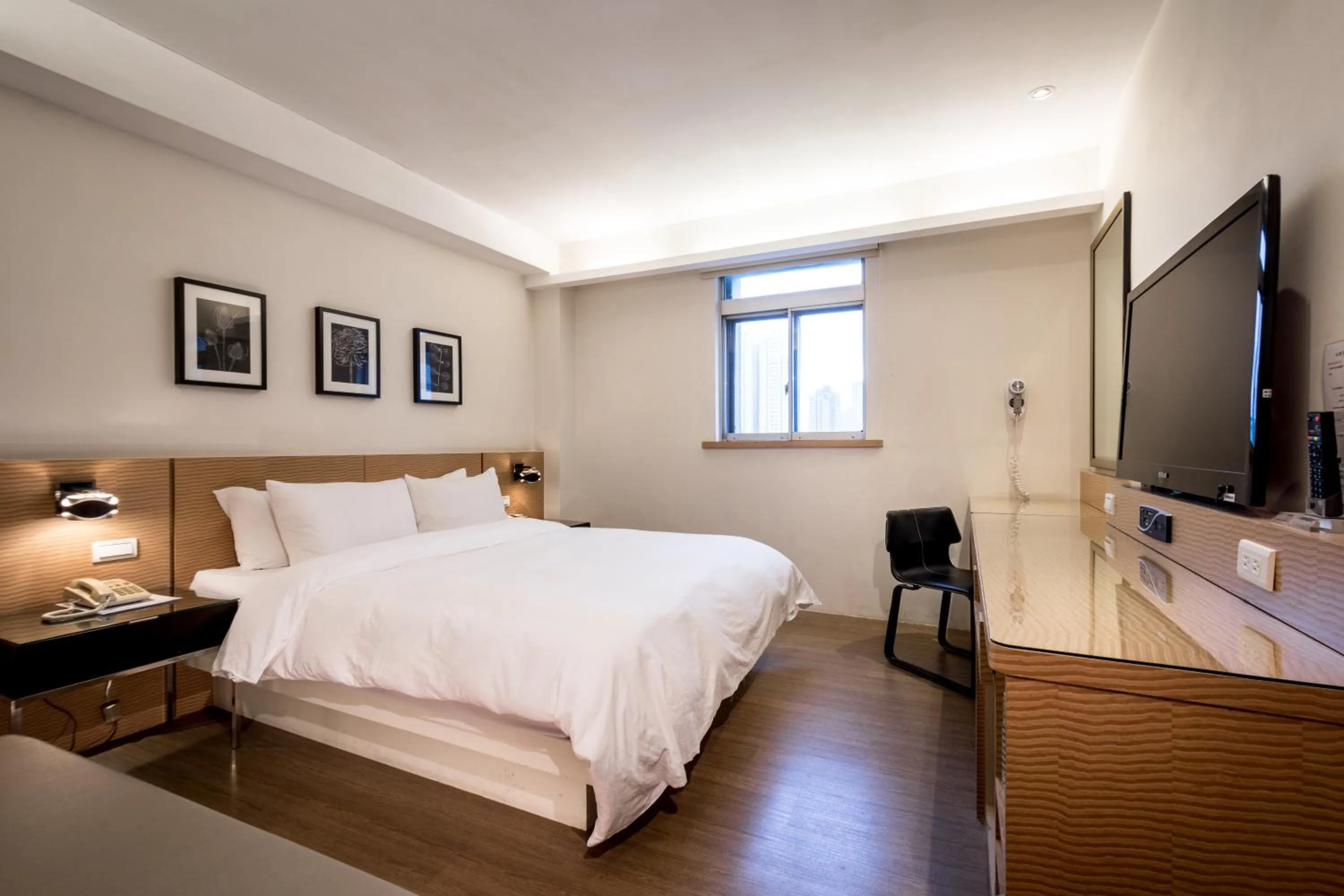 Photo of the whole room, Bed in Royal Garden Hotel