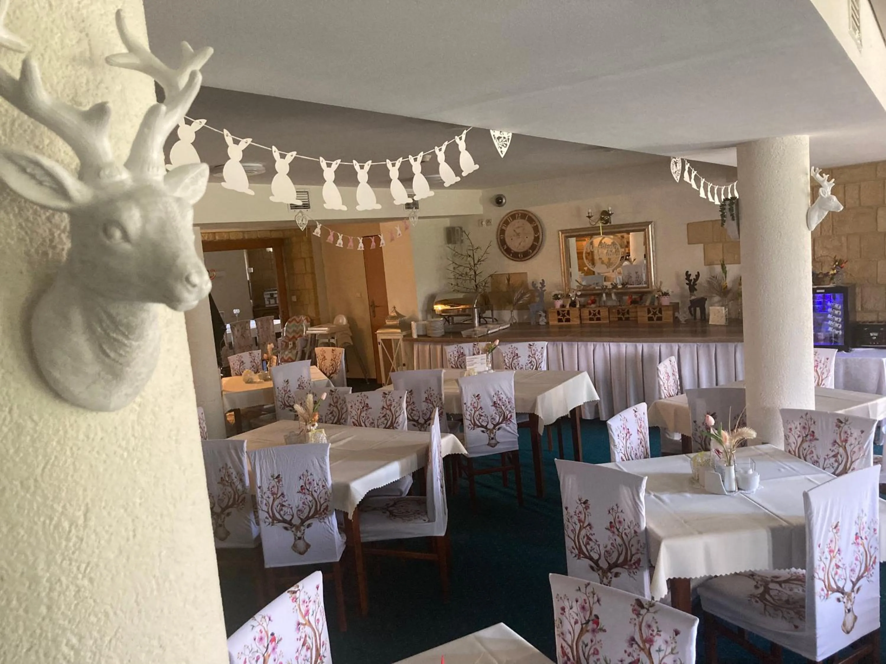 Restaurant/places to eat in Hotel Bella