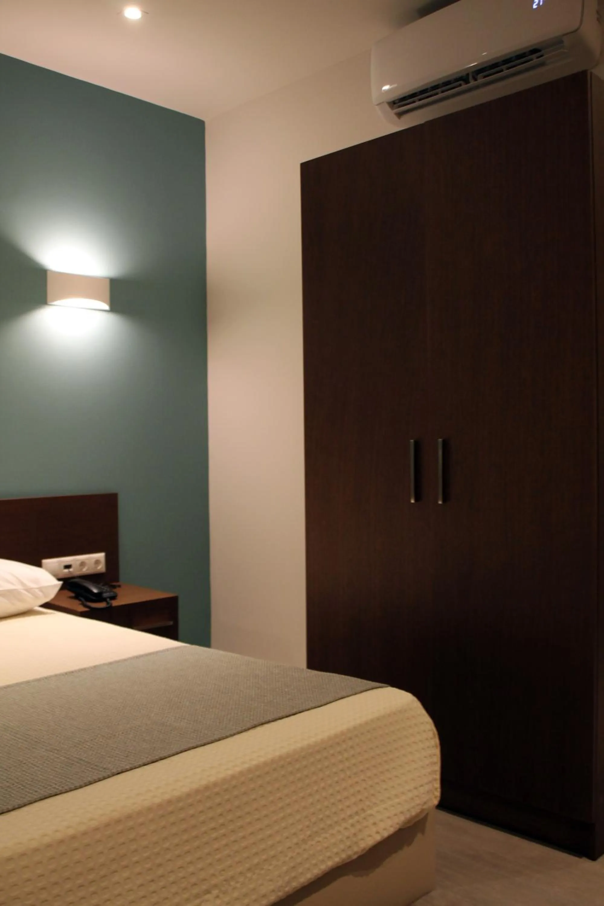 Photo of the whole room, Bed in Angels