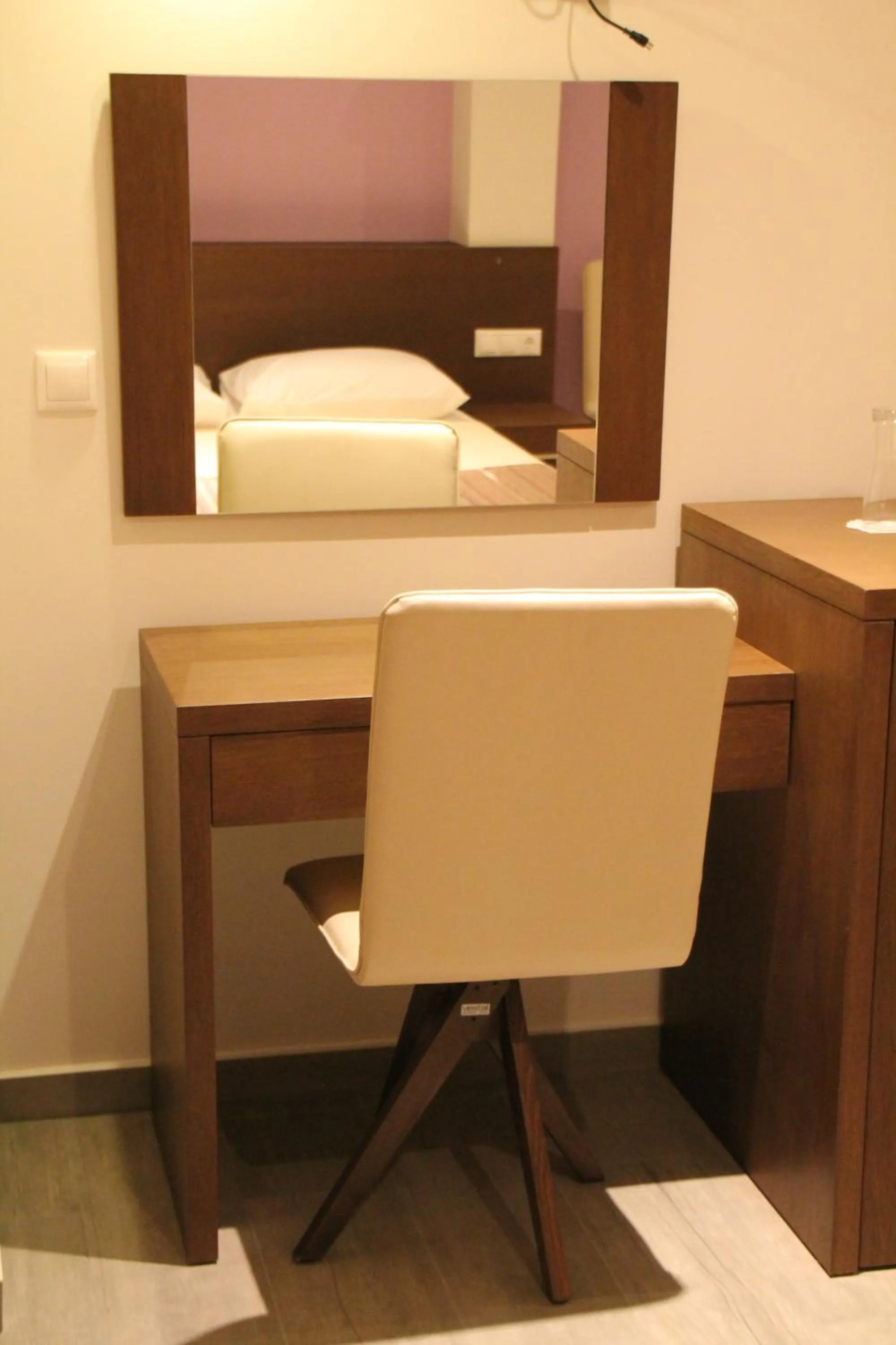 Photo of the whole room, Bed in Angels