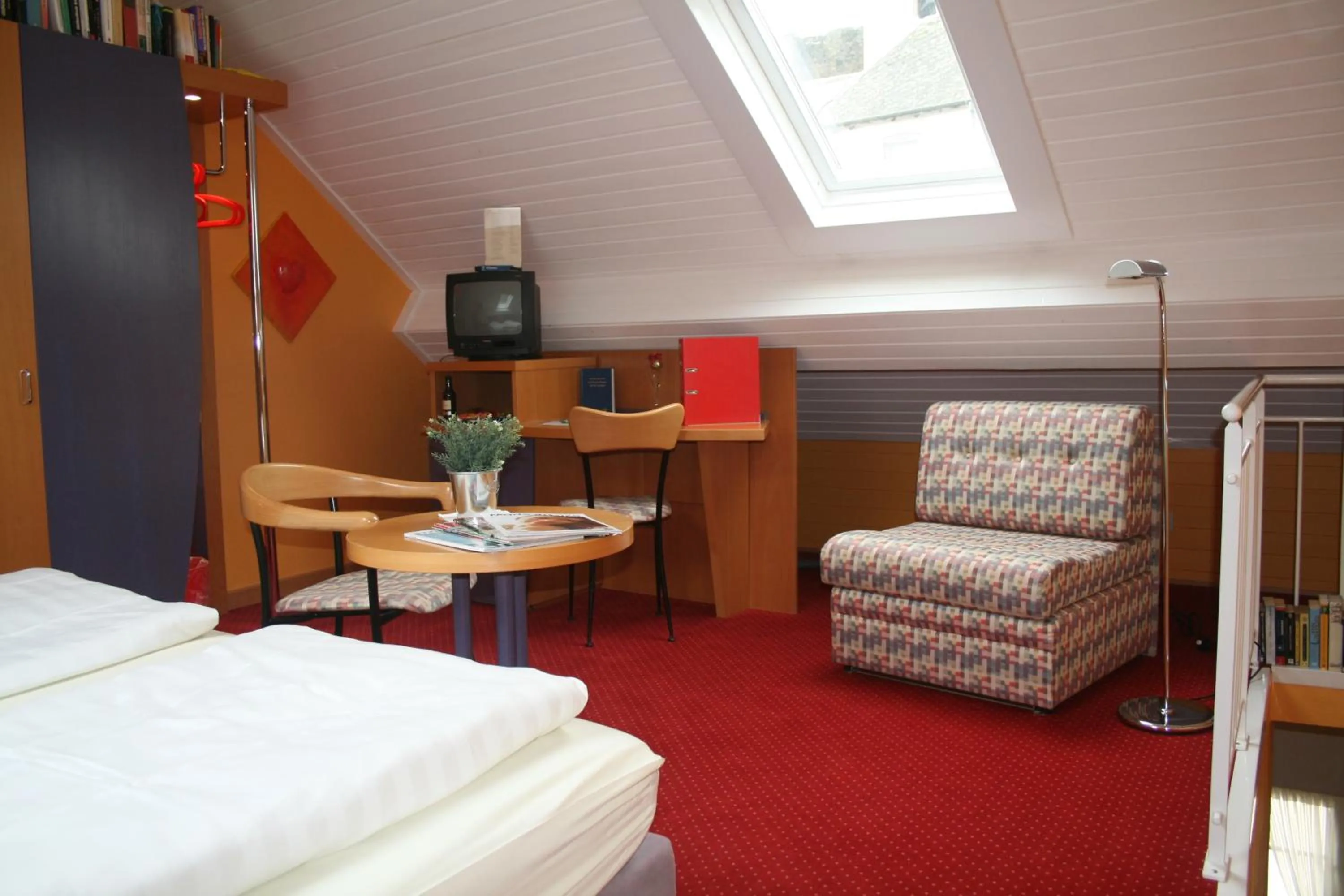 Library, Bed in Logis Gourmet & Relax Wellness Hotel De La Sure