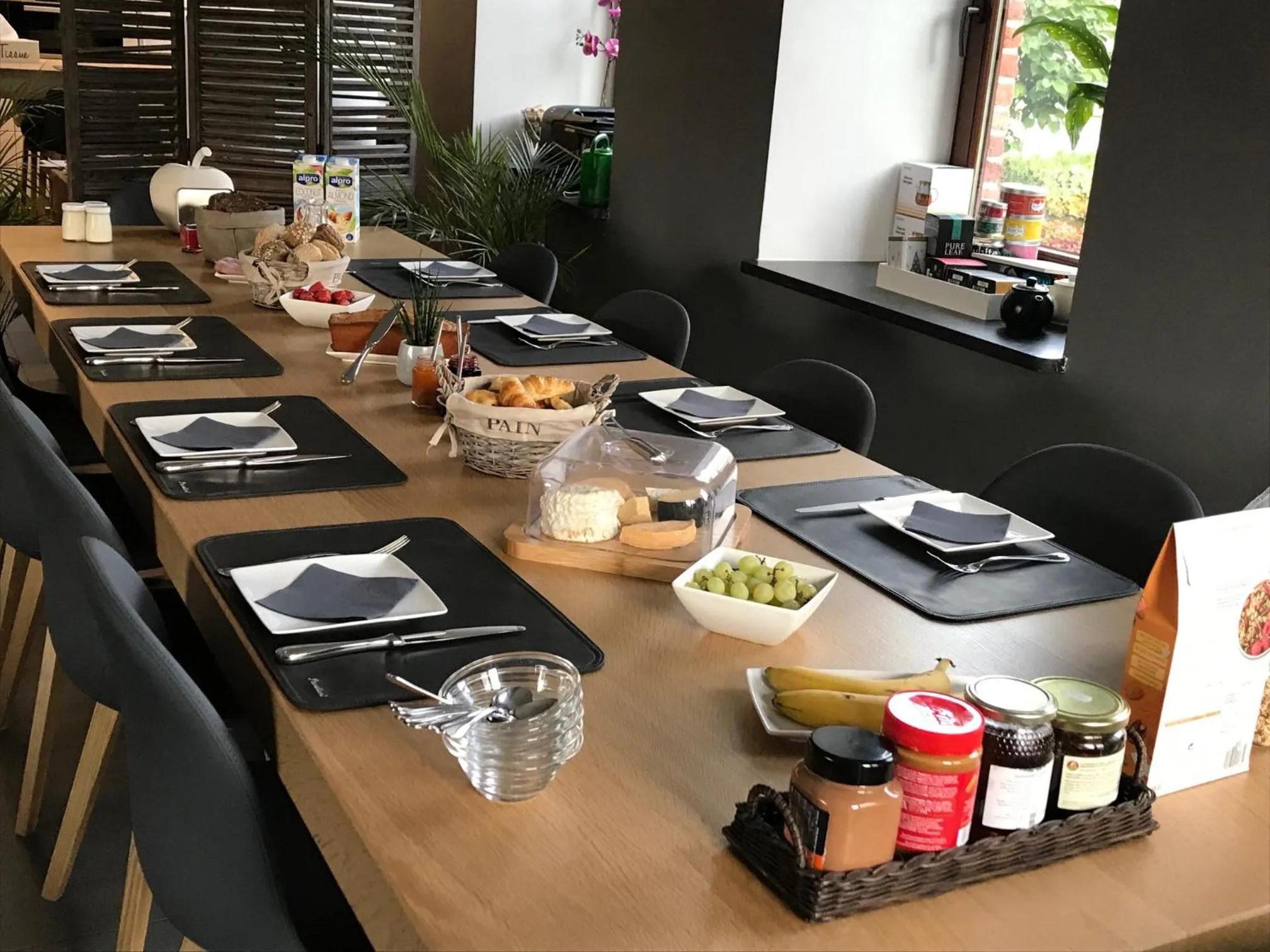 Continental breakfast in La maison en pierre