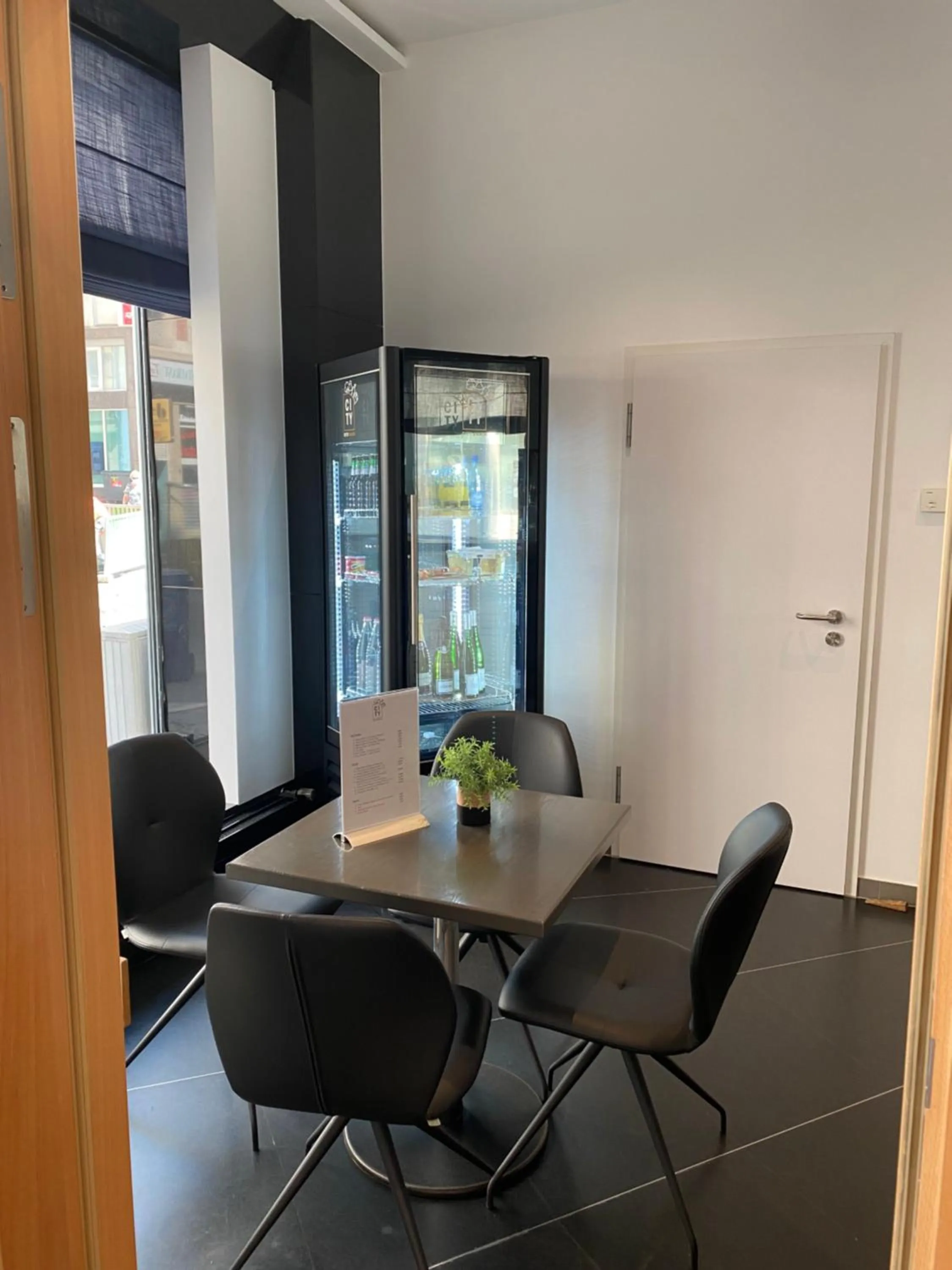 Restaurant/places to eat in City Hotel