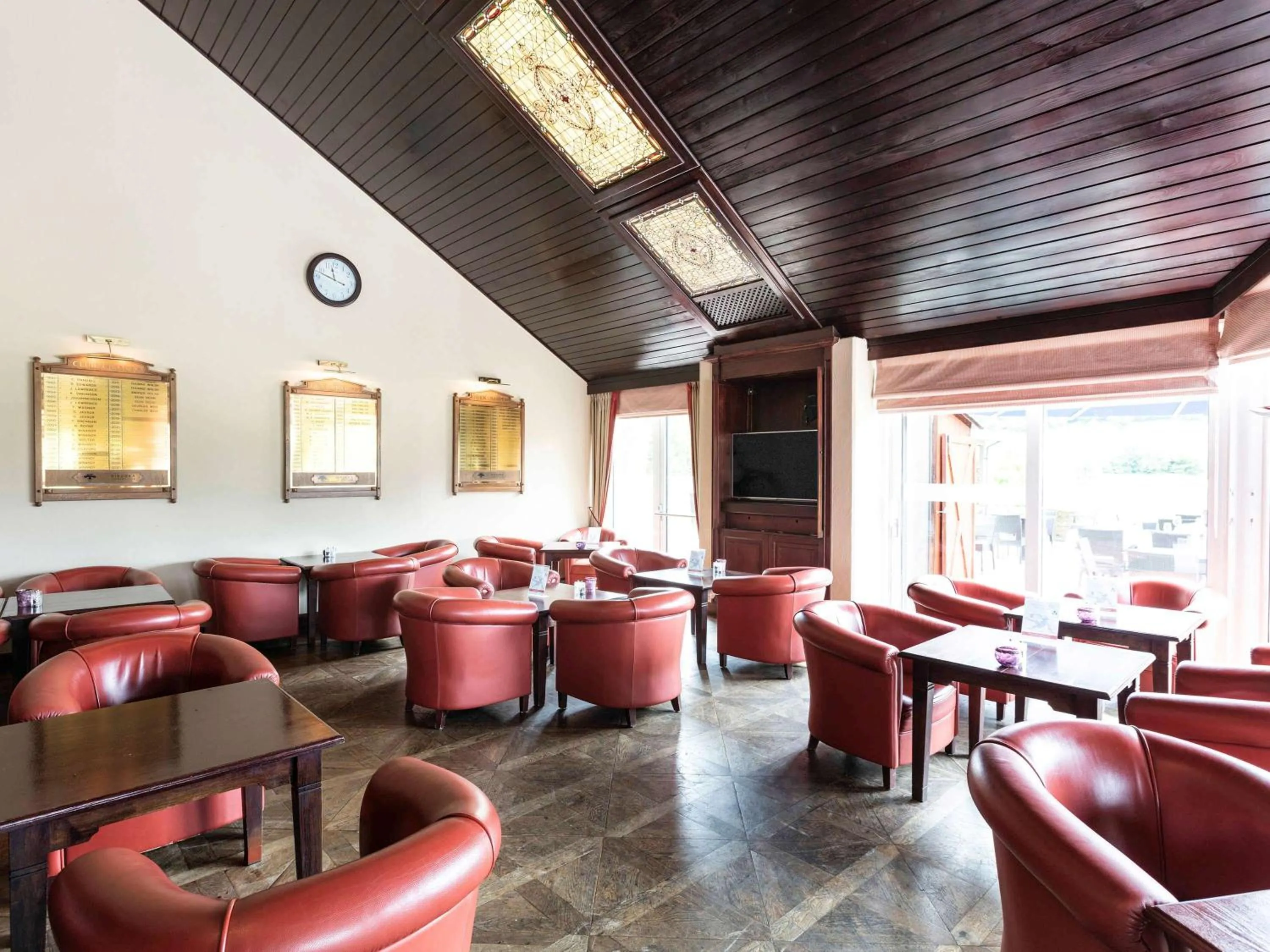 Lounge or bar in Mercure Luxembourg Kikuoka Golf & Spa