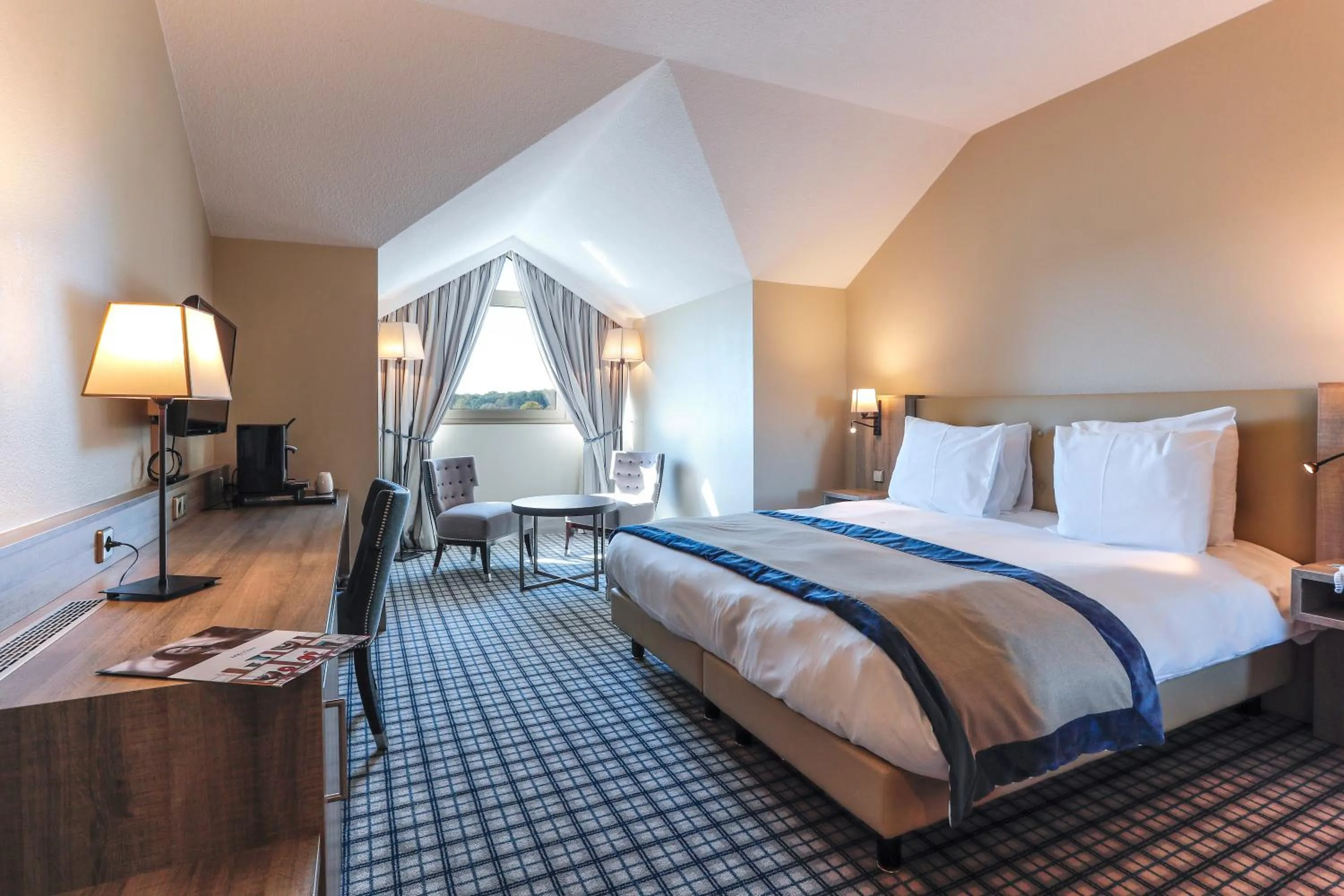 Bedroom, Bed in Mercure Luxembourg Kikuoka Golf & Spa