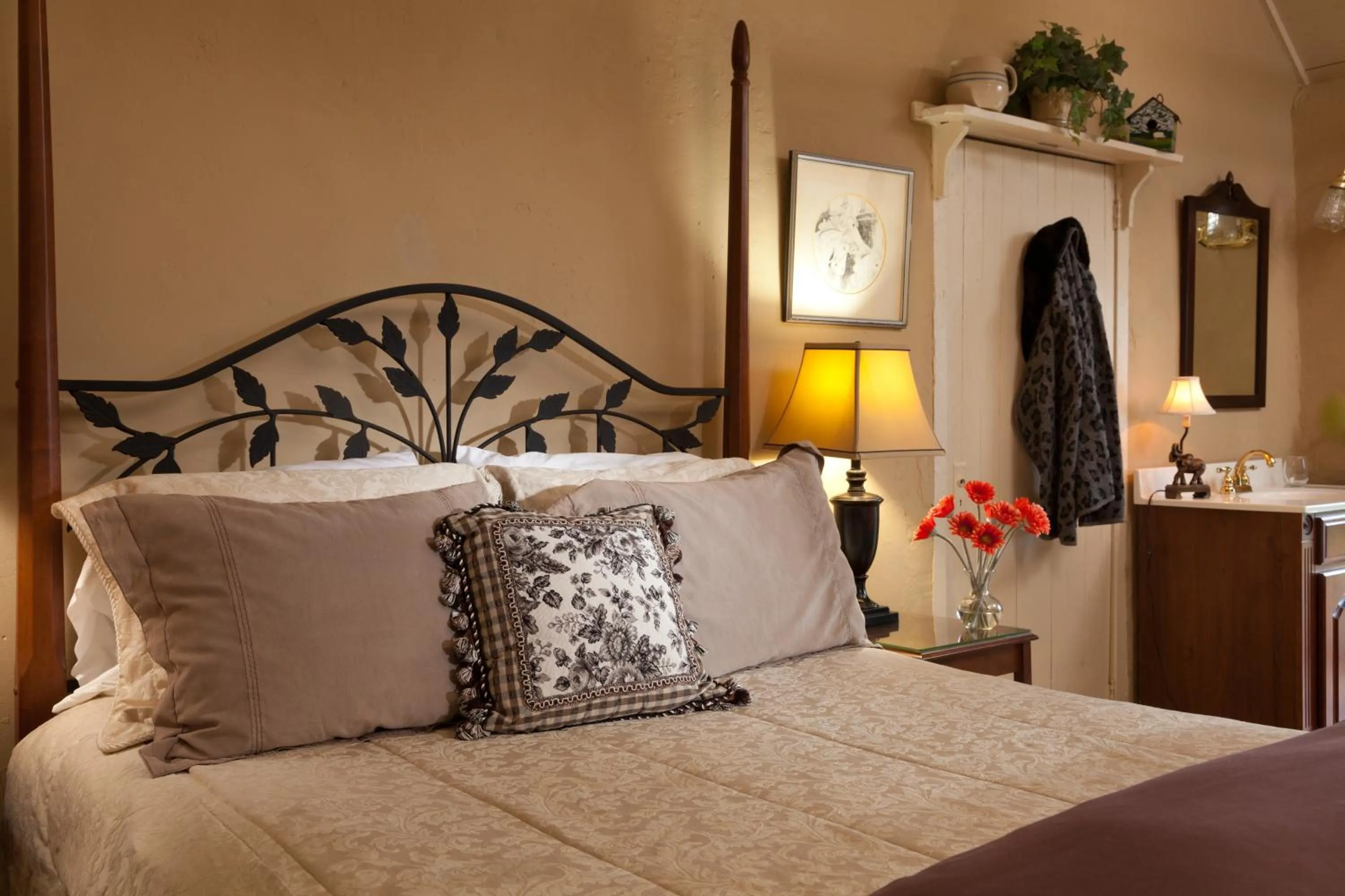 Bedroom, Bed in The Inn & Tavern at Meander