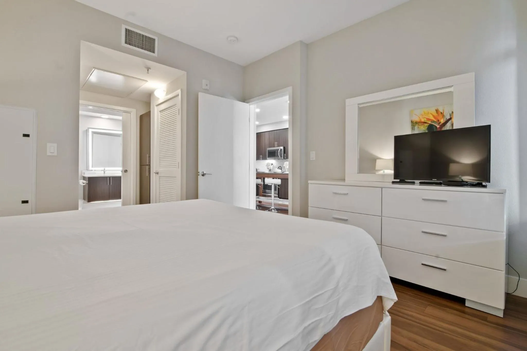 Bed in Global Luxury Suites at Downtown Mountain View