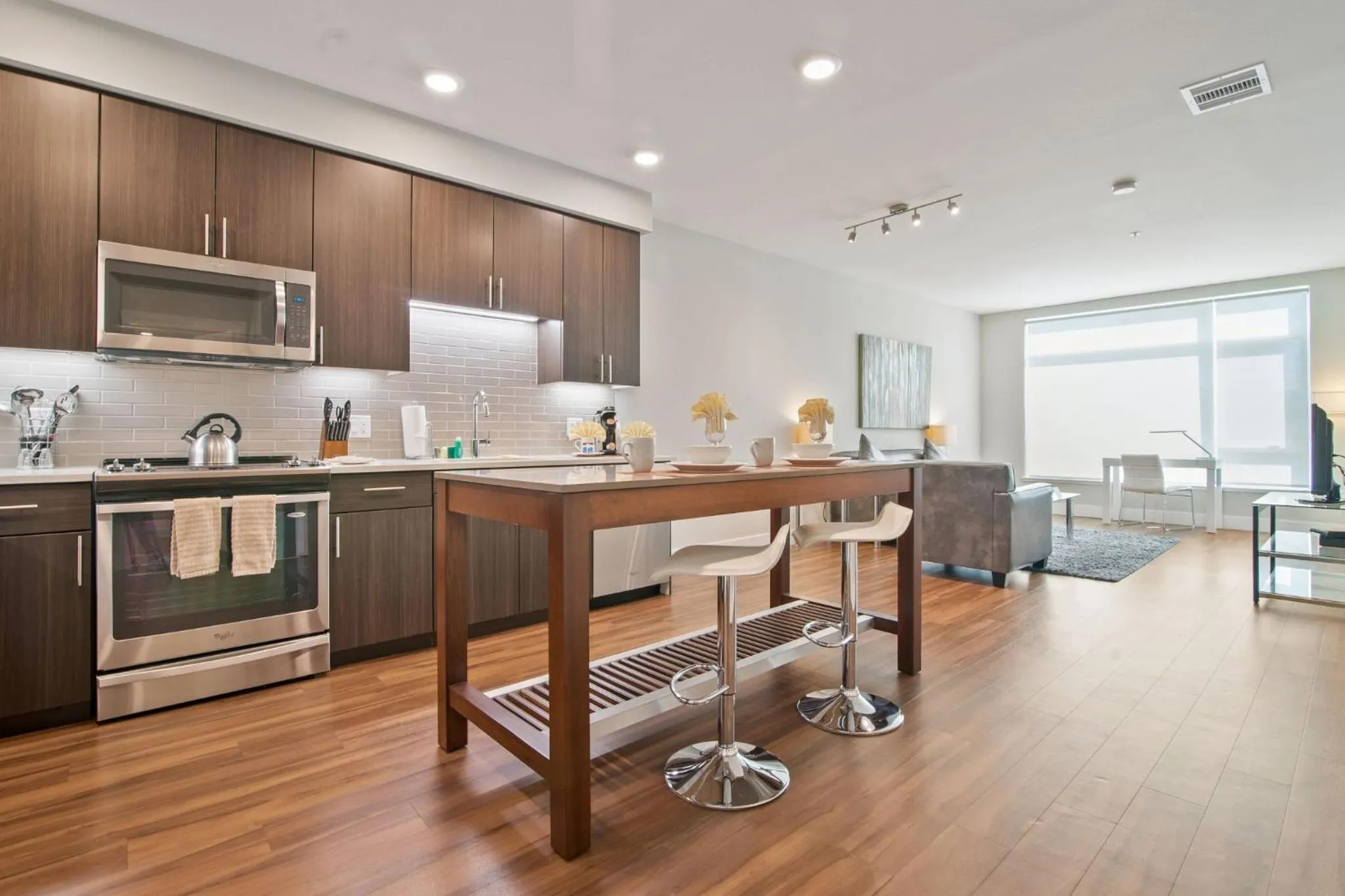 Kitchen or kitchenette in Global Luxury Suites at Downtown Mountain View
