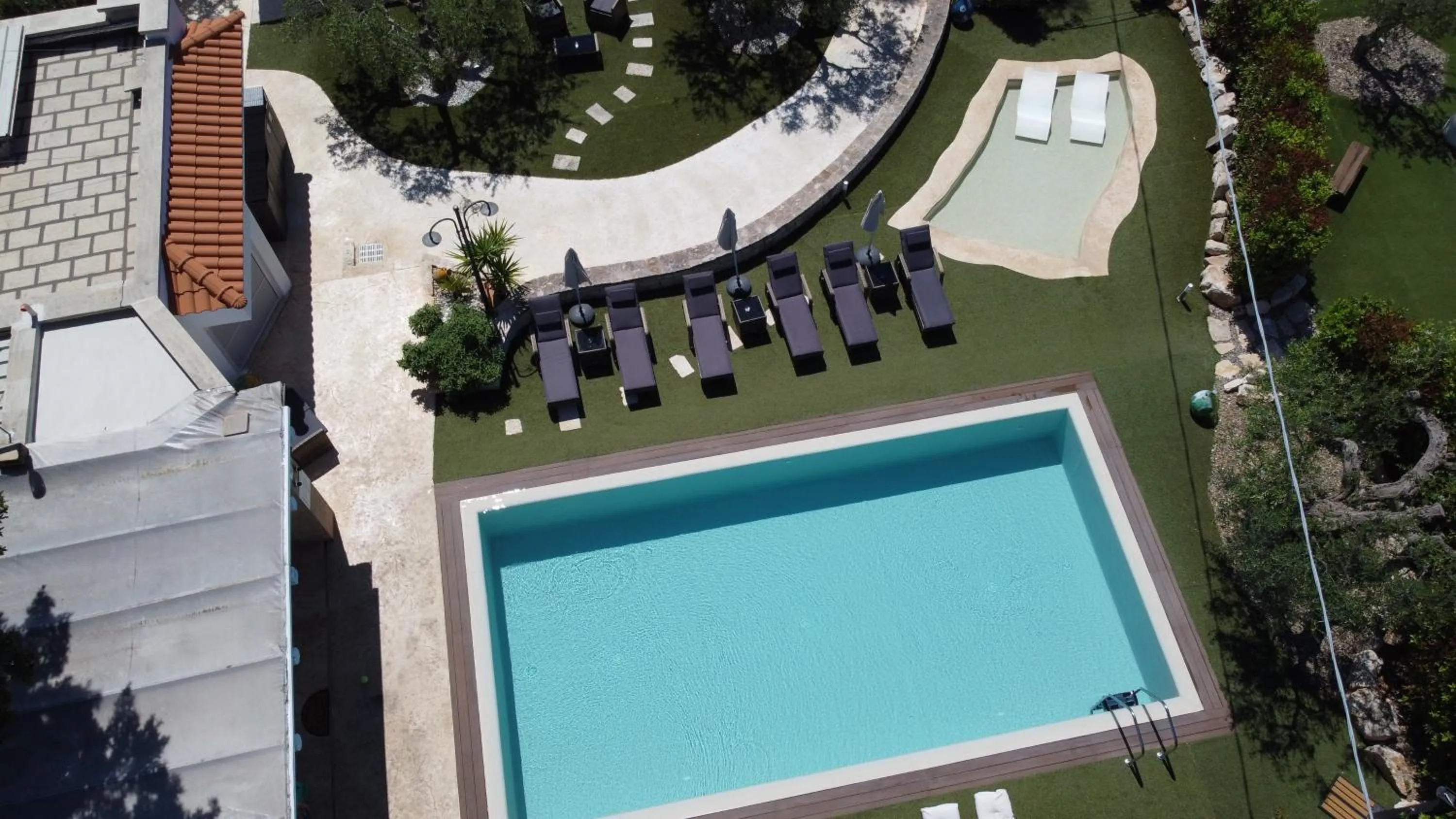 Swimming pool in La linea dell'orizzonte