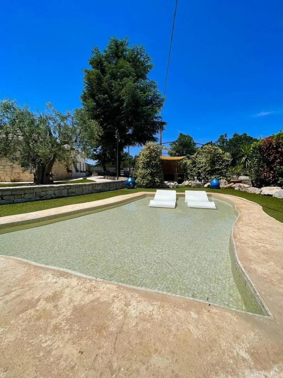 Swimming pool in La linea dell'orizzonte